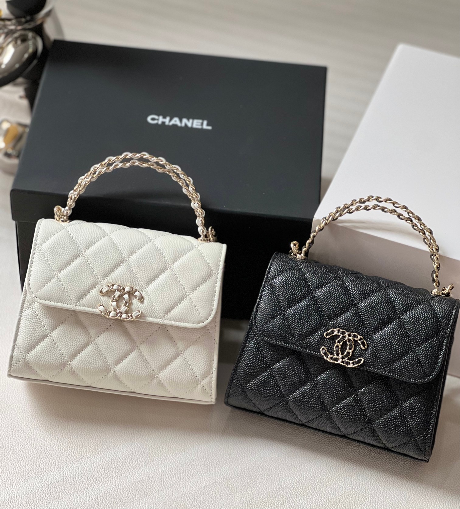 NO:389027,.Chanel new top-notch online/Kelly handle bag. Small particle ball pattern cowhide leather with smooth feel, coupled with the combination of light gold hardware, makes people fall in love with the cross handle at a glance, and it doesn’t matter if you want to close your eyes directly. It’s another versatile model, achieving the effect of single back, crossbody, and armpits. Exclusive leather Haas calfskin Size 11.5*14.5*5.5 Model 3236, Chanel, chanel, chanel, cowhide19860909.Chanel新款顶流上线/Kelly手柄包 手感顺滑的小颗粒球纹牛皮,加上浅金色五金的融合,让人一眼就爱上交叉手柄整个看起来独特又新颖颜值不必说,直接闭眼入不会错,又是一个百搭款,实现了单背、斜挎、腋下还能手拎的效果 皮料独家Haas小牛皮 尺寸11.5*14.5*5.5 型号3236,香奈儿,chanel,chanel,cowhide,Bag