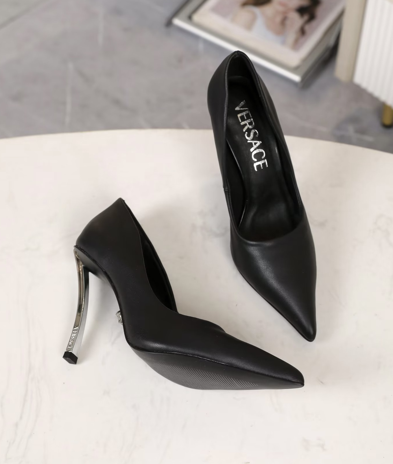 35-42 yardas, fábrica Versace nuevo cuero puntiagudo zapatos individuales, con curvas con Logo metal