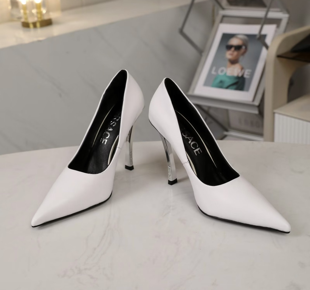 35-42 yardas, fábrica Versace nuevo cuero puntiagudo zapatos individuales, con curvas con Logo metal