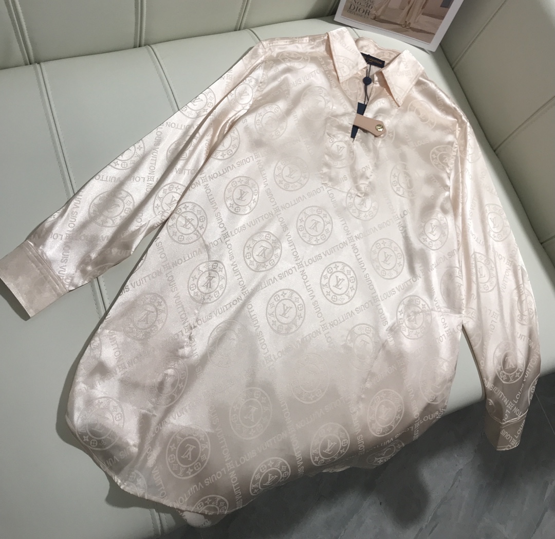 NO:696855,Loui* Vuitto* new arrival twill thick belt dress, customized twill thick material, exclusive logo letter printing pattern, showing the charm of brand style, reverse printing technology of letters inside and outside, full texture, slim and fashionable, high version, color, louis vuitton, skirts,19860909Loui* Vuitto* 新品上架斜纹稠腰带连衣裙 定制斜纹稠材质 独家Logo字母印花图案 呈现品牌风格魅力 里外字母反印工艺 质感十足 显瘦洋气时髦 高版本 色,,louis vuitton,skirts,,Women's clothing