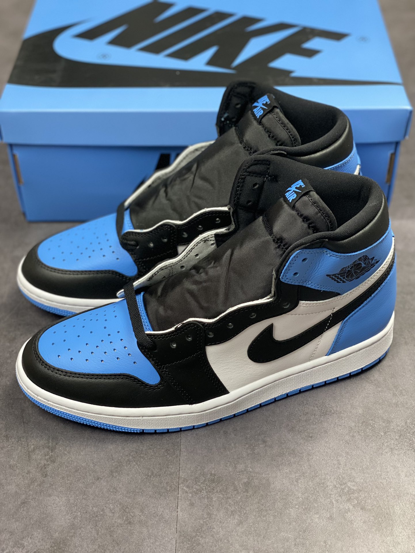 Air Jordan 1 Retro ”University Blue” black and blue toe DZ5485-400