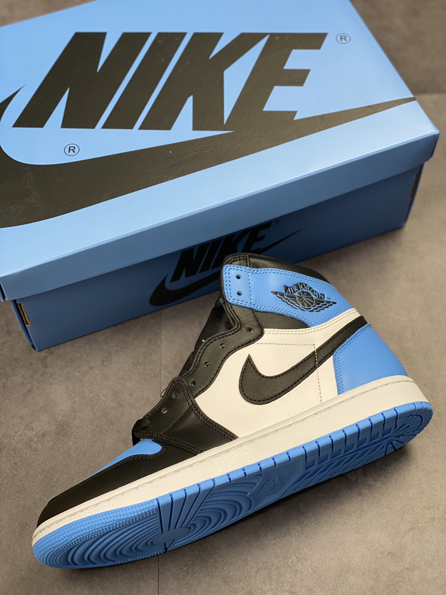 Air Jordan 1 Retro ”University Blue” black and blue toe DZ5485-400