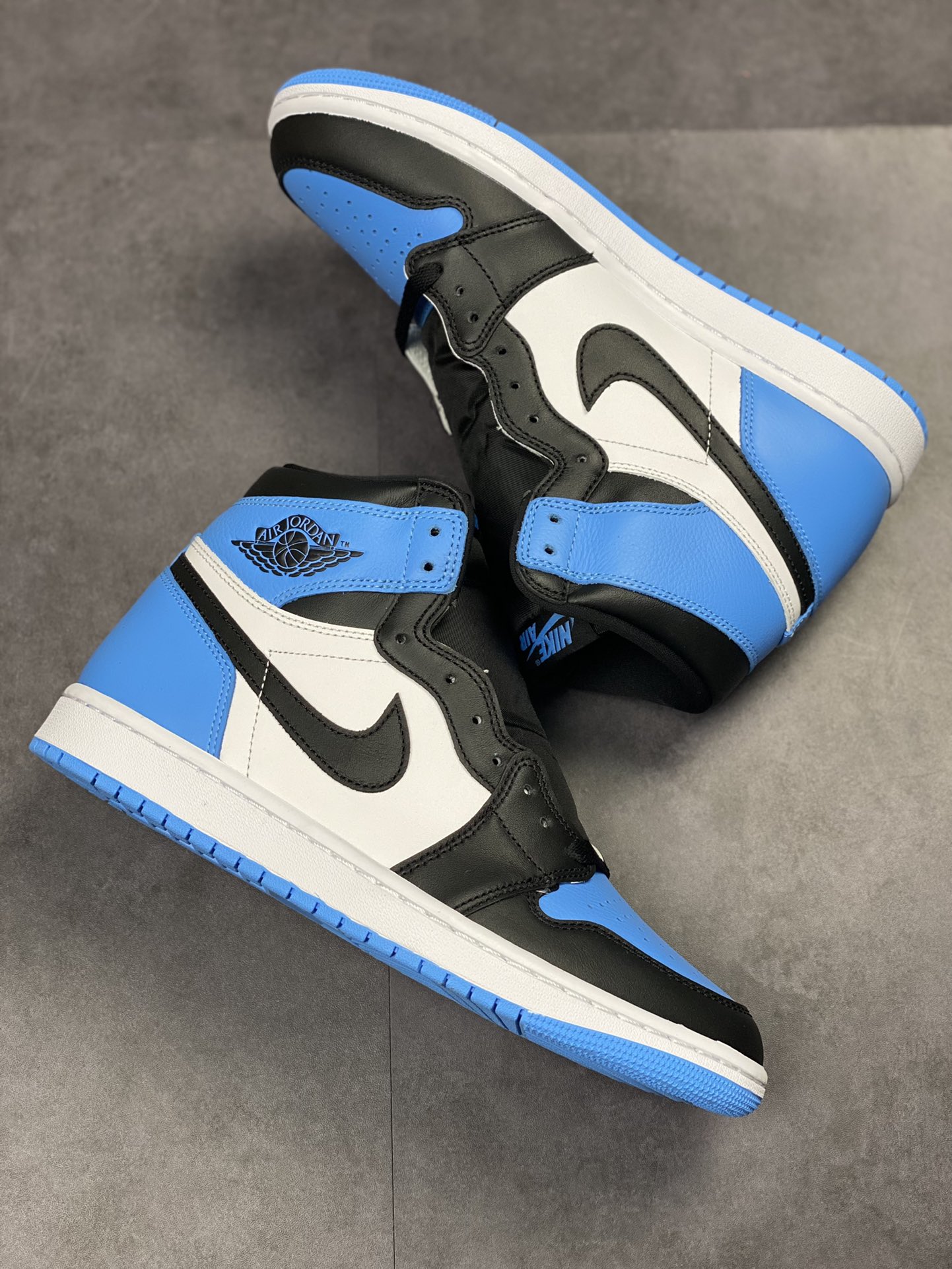 Air Jordan 1 Retro ”University Blue” black and blue toe DZ5485-400