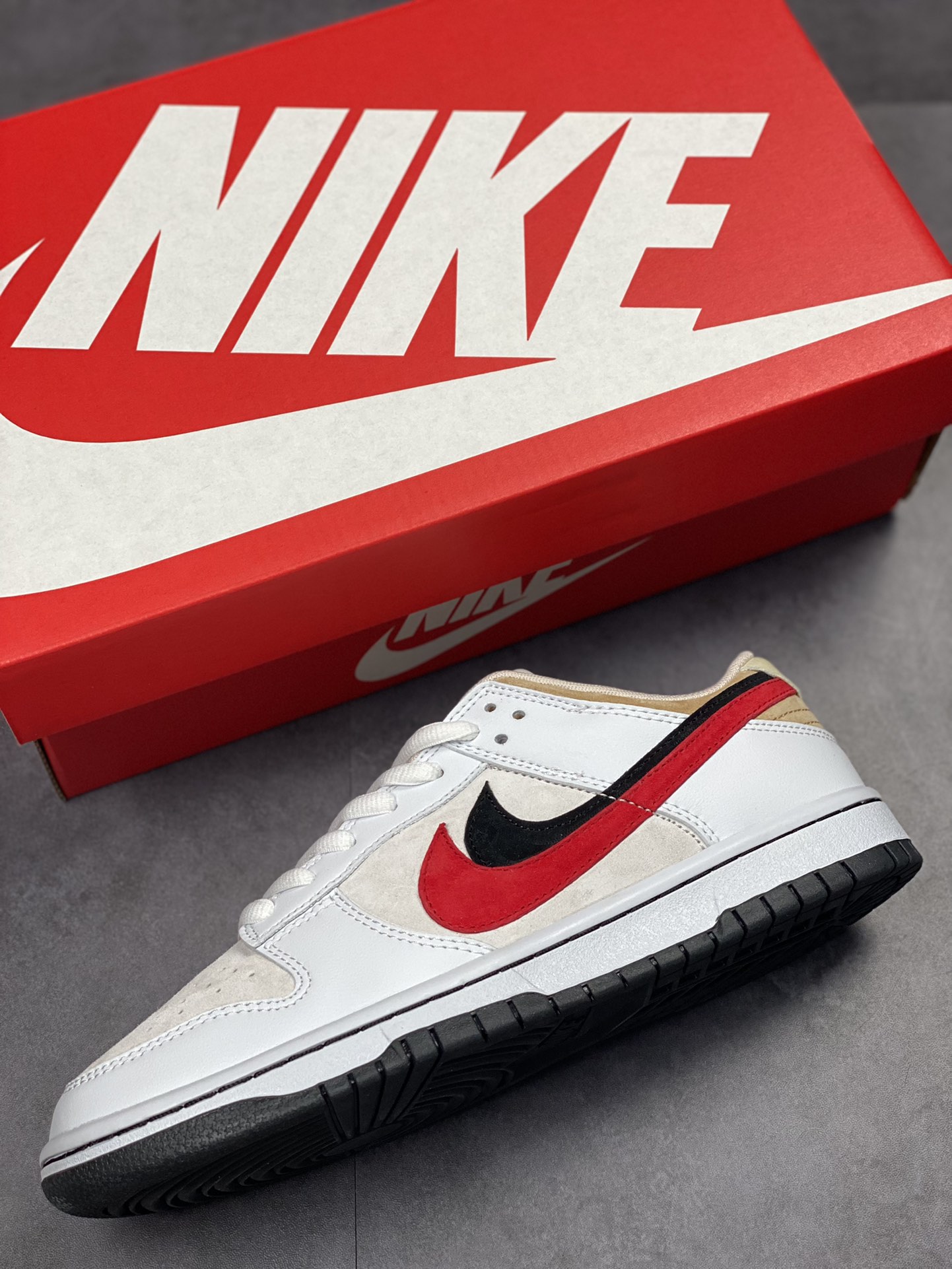 300 Nike SB Dunk Low 黑红双钩 CT2552-288
