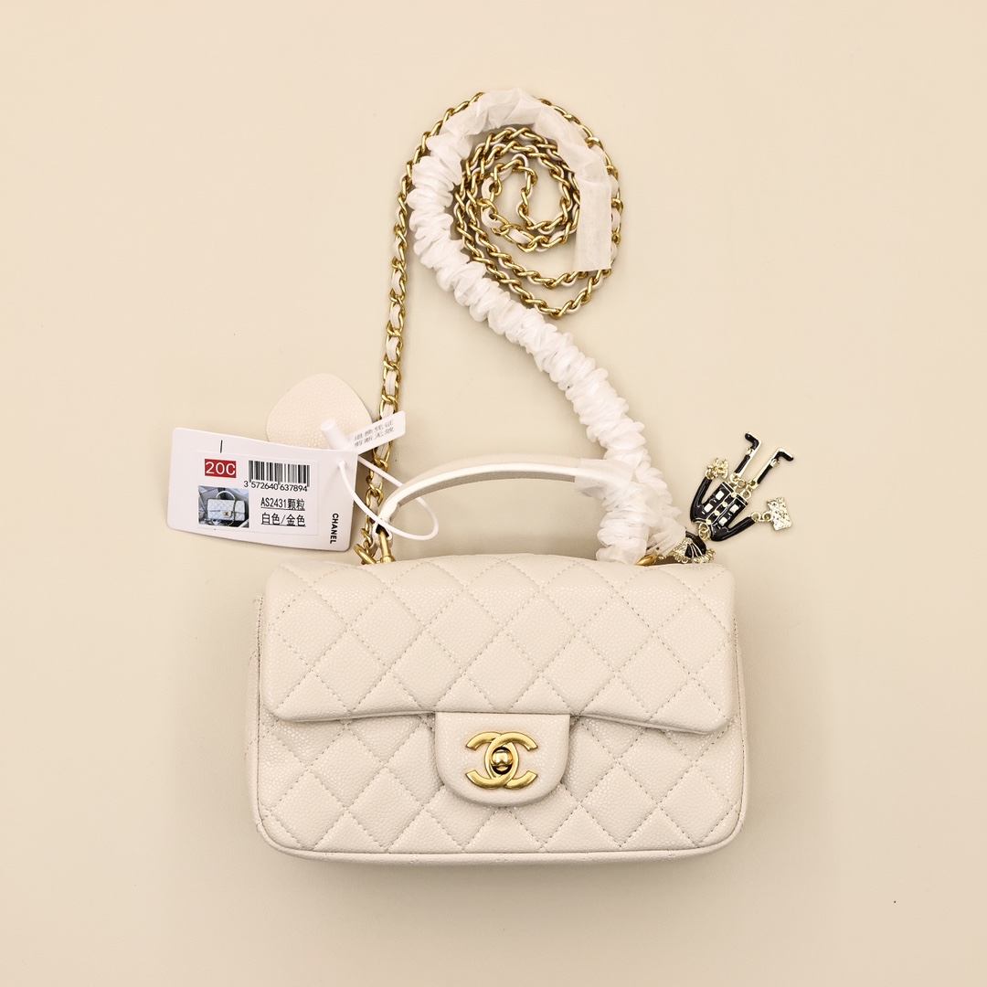 香奈儿cf手柄链条包💰240 四季必备的“女神包”名媛超爱时尚宠儿，女人们的挚爱法宝，简约优雅凸显气质，不论单肩手提斜挎都展示其特立独行的一面，复古双c logo标志性菱格纹，经典cf绝对让您对小香的爱再次加深，好货要留哟！ 规格：20*10*7cm