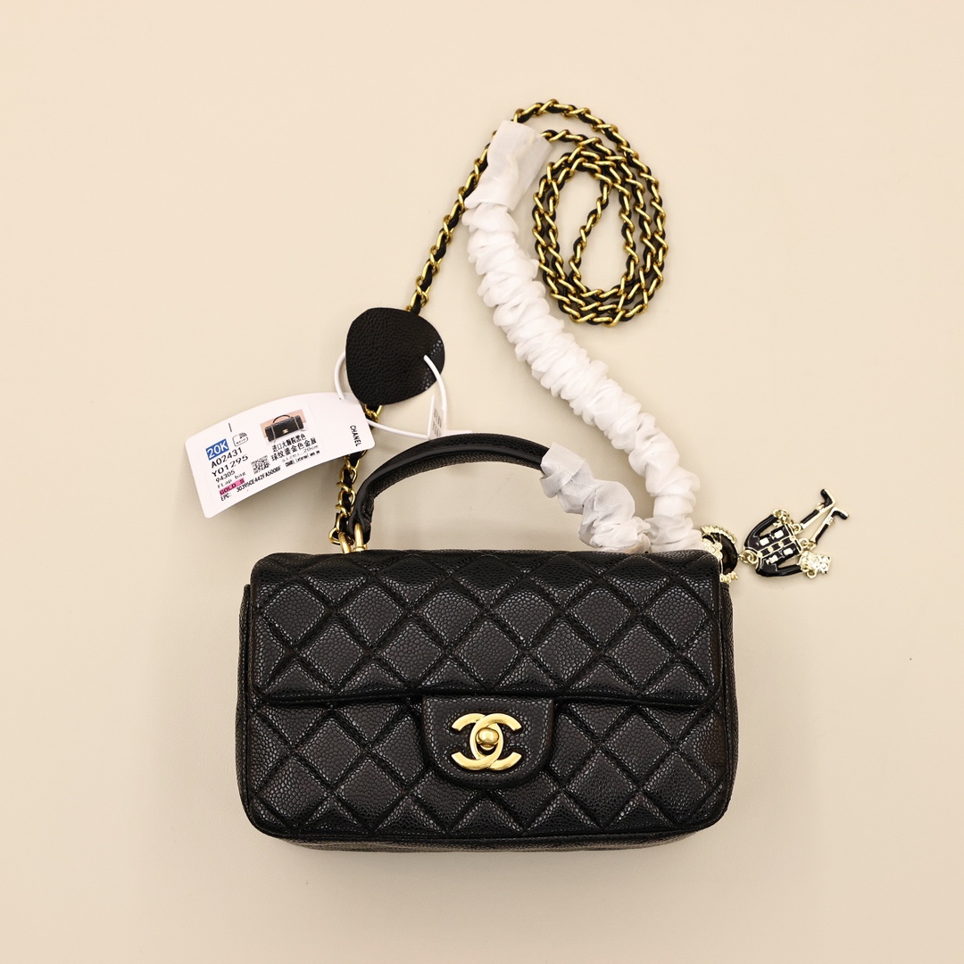 香奈儿cf手柄链条包💰240 四季必备的“女神包”名媛超爱时尚宠儿,女人们的挚爱法宝,简约优雅凸显气质,不论单肩手提斜挎都展示其特立独行的一面,复古双c logo标志性菱格纹,经典cf绝对让您对小香的爱再次加深,好货要留哟! 规格:20*10*7cm