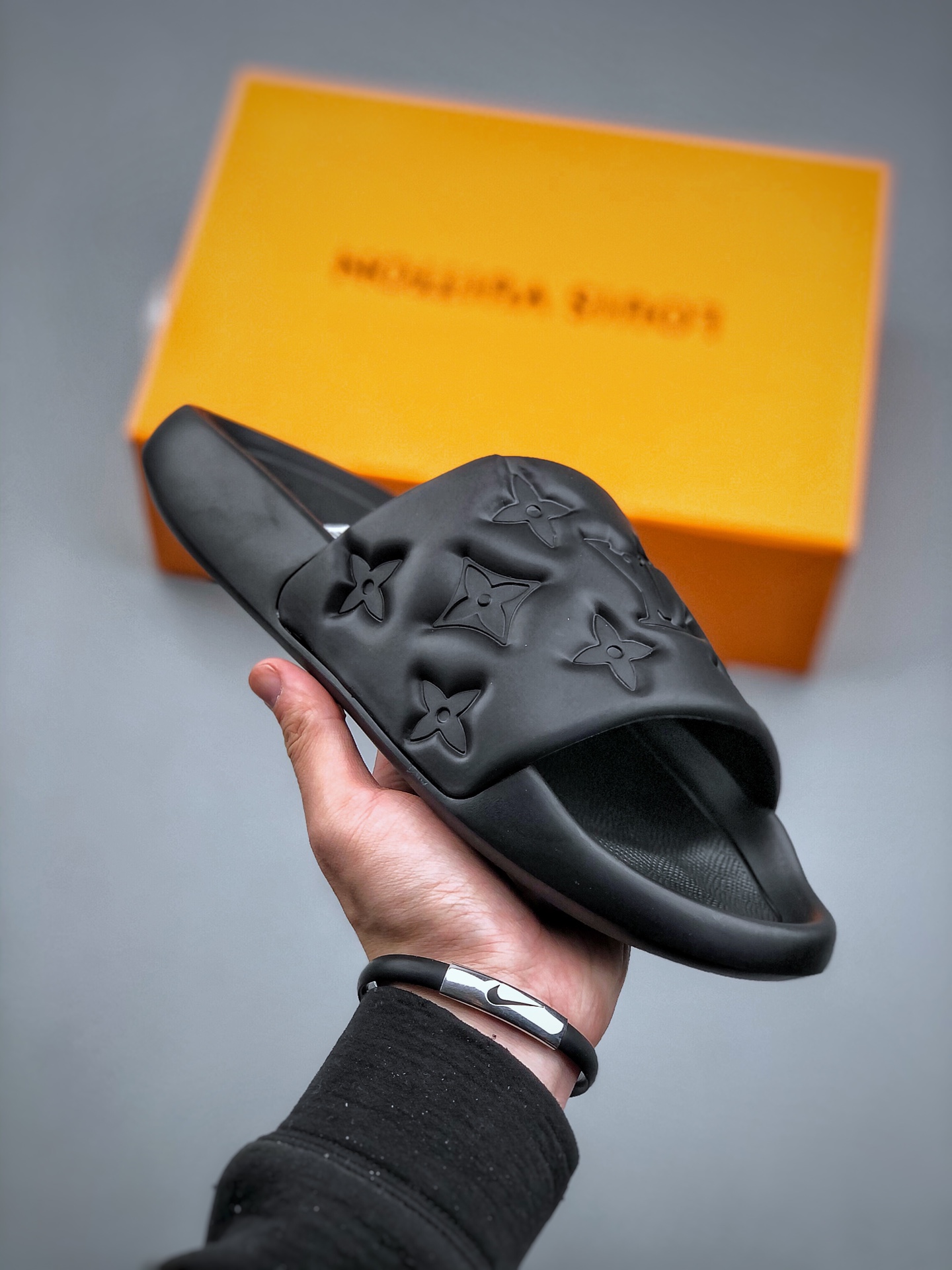 Zapatillas con monograma en relieve de la marca LV Louis Vuitton L, envío gratis, originales puras. Esta temporada, las…