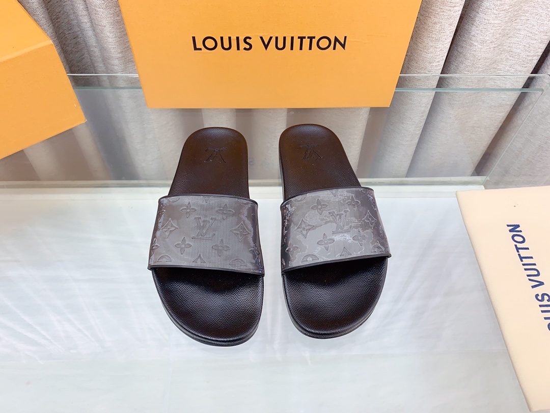 NO:280897,Real-price LV brand logo couple slippers!  The unique personality of the shoes adds full charm, and the feet have a super style. The round head design allows the feet to fully release the pressure of the shoes, making the feet feel comfortable!  Recommended to keep your own everyday versatile styles!  The slippers are comfortable to wear and easy to put on and take off, showing their elegant and noble temperament!  Number of codes 35~45, louis vuitton,slippers19860909实价 LV 品牌标识情侣款拖鞋！ 鞋子独特的个性增加十足魅力,上脚有超风范 圆头的设计让脚得趾到完的全释放摆脱鞋子本原的压迫感,脚感适舒！日常百搭款推荐自留！拖鞋款穿着舒适,穿脱方便,尽显优雅高贵气质！ 码数35～45,,louis vuitton,slippers,Men's shoes