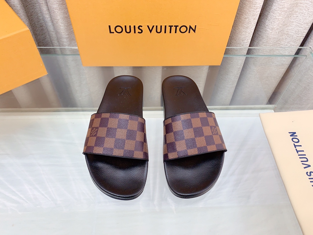 NO:280892,Real-price LV brand logo couple slippers!  The unique personality of the shoes adds full charm, and the feet have a super style. The round head design allows the feet to fully release the pressure of the shoes, making the feet feel comfortable!  Recommended to keep your own everyday versatile styles!  The slippers are comfortable to wear and easy to put on and take off, showing their elegant and noble temperament!  Number of codes 35~45, louis vuitton,slippers19860909实价 LV 品牌标识情侣款拖鞋！ 鞋子独特的个性增加十足魅力,上脚有超风范 圆头的设计让脚得趾到完的全释放摆脱鞋子本原的压迫感,脚感适舒！日常百搭款推荐自留！拖鞋款穿着舒适,穿脱方便,尽显优雅高贵气质！ 码数35～45,,louis vuitton,slippers,Men's shoes
