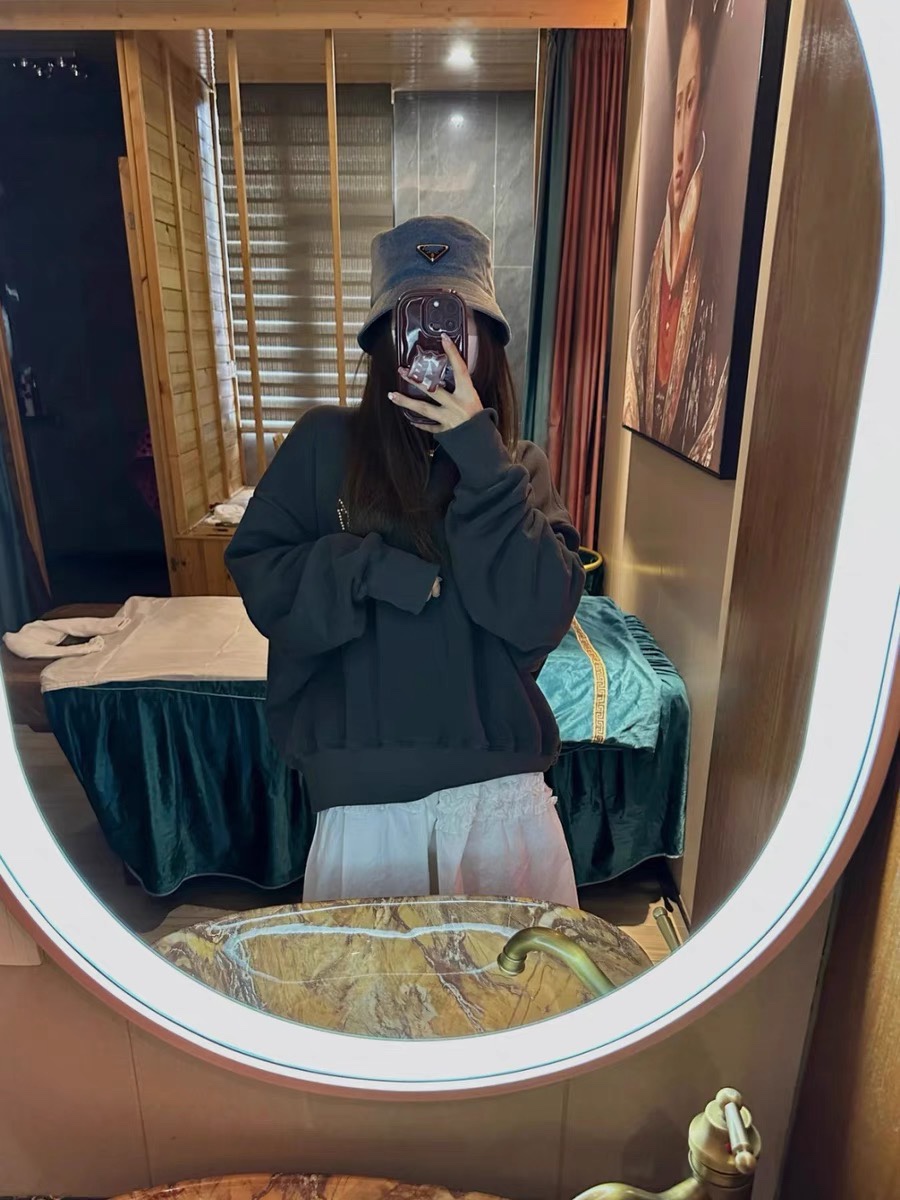 NO:204006,Classic Prada denim fisherman hat, wash gradient effect, standard hat with fisherman hat baseball hat knit hat, hat, prada, espadrilles, hats19860909经典款 普拉达牛仔渔夫帽,水洗渐变效果,出街标配帽子渔夫帽棒球帽针织帽,帽子,prada,espadrilles,hats,hat