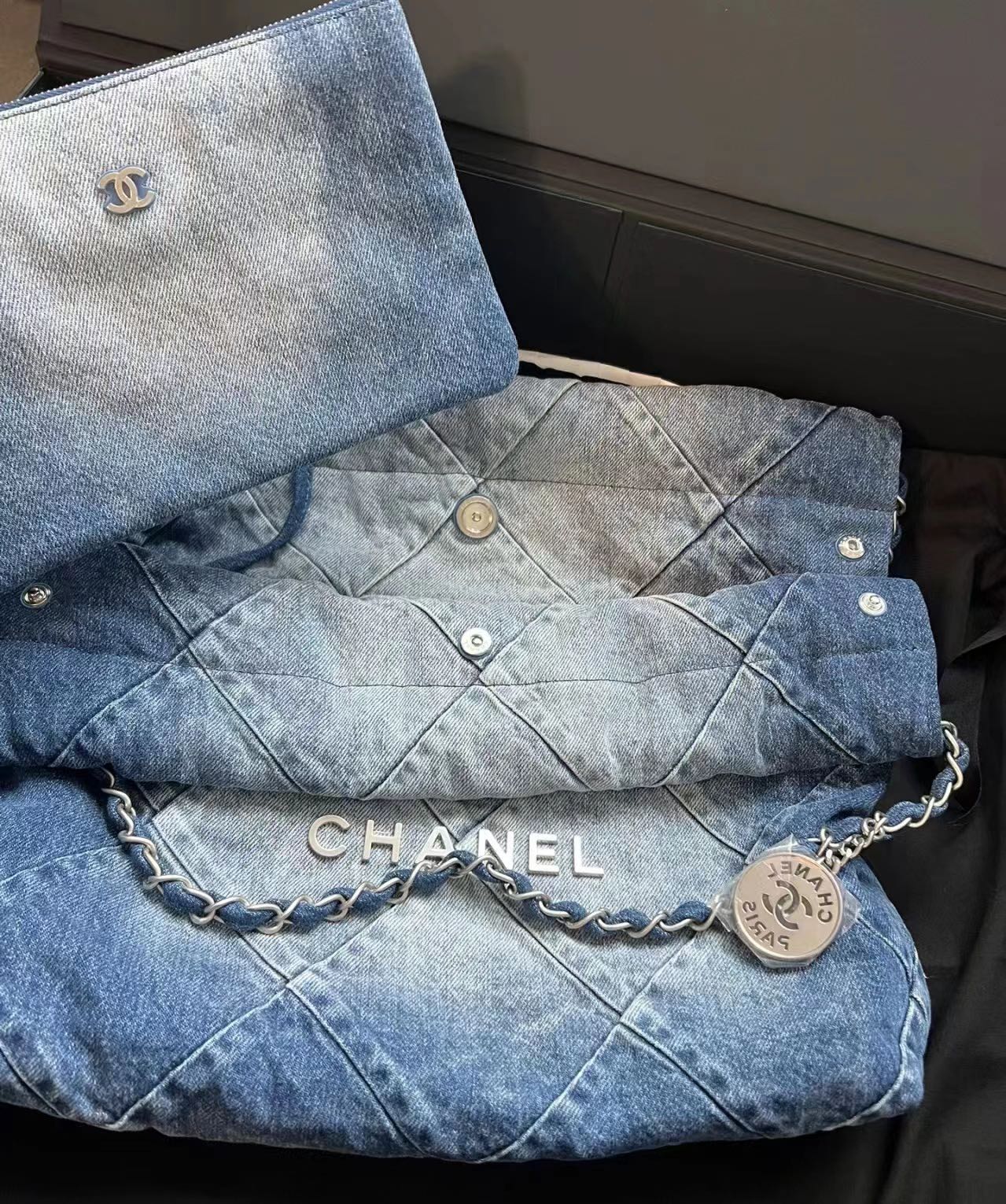 Chanel realmente entiende a las mujeres, siempre saca bolsos tan bonitos, ¡cómpralo sin dudar! [risa][risa]