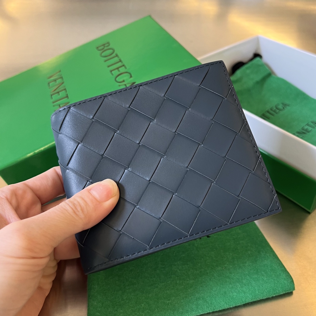 NO:754225,B's 605721 medium-width braided short clip, two-discount short clip type, very convenient for practical use, purely hand-woven, original calf leather ~ no need to say much about the feel, and many colors to choose from, unisex, simple and generous design, if you like low-key ~ how can you miss it!  Size; 11·5x9·5,BV,bottega veneta,cowhide19860909B家605721中宽编织短夹 两折扣短夹式 实用时很方便 纯手工编织 原厂胎牛皮～手感无需多言 颜色也拥有很多选择 男女通用 简单又大方的设计,若喜爱低调的你 ～怎能错过它！尺寸；11·5x9·5,BV,bottega veneta,cowhide,欧美剧