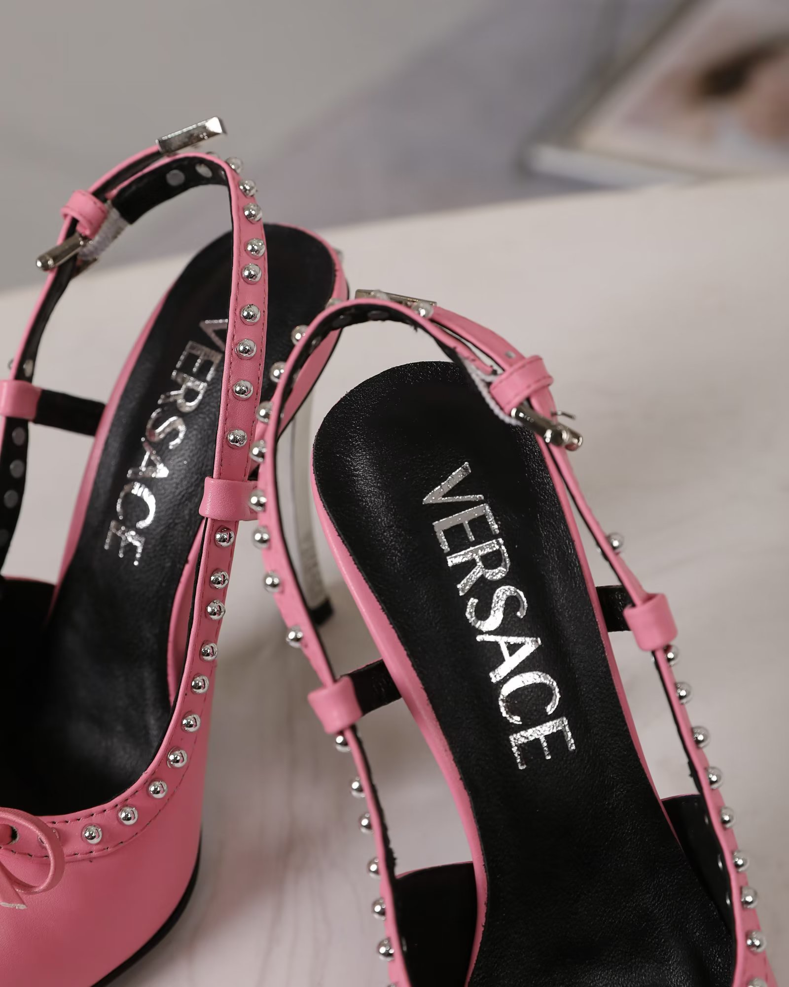 35-42 yardas, fábrica Versace nuevo dedo del pie en punta sandalias de cuero, con curvas con Logo di