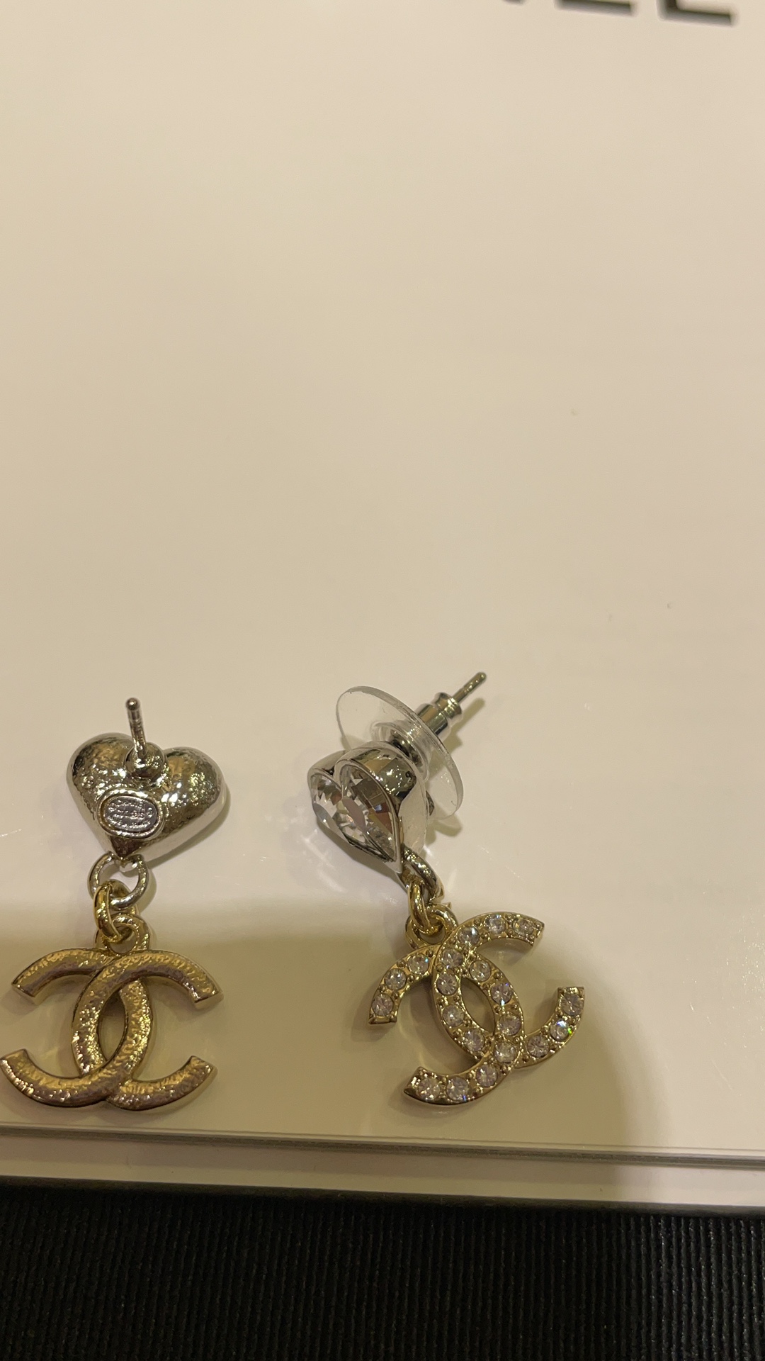 NO:632397,88160. Purchased yb 23s new full diamond double C love diamond gold stud earrings today. Two drop diamonds form a small heart. Simple and very playful. The effect on the ear is really cute at first glance. It is perfect for daily commuting and dating. Buy it and make money. Exclusively purchase yb customized brass material Swarovski diamonds, Cartier high-end jewelry1986090988160.今日到货购入yb 23s新款满钻双C爱心钻金色耳钉 两颗水滴钻拼成小爱心 简约又很俏皮 一眼心动上耳效果真的好乖 日常通勤约会都太合适啦 买到赚到 独家购入yb定制 黄铜材质施华洛钻,,卡迪亚高端饰品,Jewelry