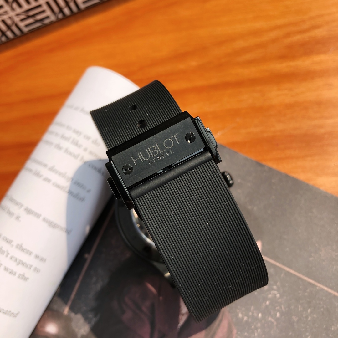 批💰2300不负众望 夏季新品十年磨一剑真正王炸产品Hublot宇.舶x村上隆全新联名腕表闪耀袭来!宇.舶村上隆太阳花开启了复刻界的全新篇章 推出史无前例的开模一体机 不再是采用2892这类机芯的时代 详细解读如下型号:507JX.0800RTTAK21宇.舶经典融合系列机芯类型:全自动机械一体Unico MHUB1214机芯 机芯宝石数 30个 机芯零件数256个表壳材质: 蓝宝石水晶 表壳直径45MM 采用背透设计 蓝宝石水晶底盖镌刻“LIMITED EDITION”和“CTM/KK”字样 防水深度达到五十米表盘材质: 微珠喷砂镀铑 旋转花瓣设计 12片花瓣由384颗彩色宝石镶嵌而成 图腾花蕊部分镶嵌103颗彩色宝石 内嵌在蓝宝石镜面上的花蕊部分更加凸显了3D立体效果表带材质: 带衬里橡胶表带搭配精钢折叠扣Hublot 宇.舶x村上隆全新联名限定 Classic Fusion 腕表限量发售100枚 目前已开启贩售 Factory一从“芯”开始 创造奇迹 出品便是极品 关注买家的口袋利益
