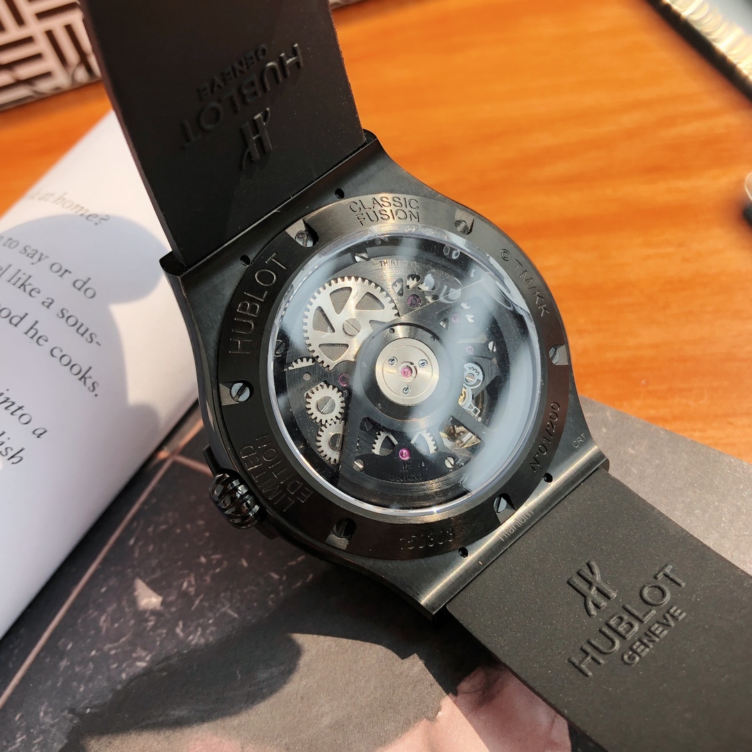 批💰2300不负众望 夏季新品十年磨一剑真正王炸产品Hublot宇.舶x村上隆全新联名腕表闪耀袭来!宇.舶村上隆太阳花开启了复刻界的全新篇章 推出史无前例的开模一体机 不再是采用2892这类机芯的时代 详细解读如下型号:507JX.0800RTTAK21宇.舶经典融合系列机芯类型:全自动机械一体Unico MHUB1214机芯 机芯宝石数 30个 机芯零件数256个表壳材质: 蓝宝石水晶 表壳直径45MM 采用背透设计 蓝宝石水晶底盖镌刻“LIMITED EDITION”和“CTM/KK”字样 防水深度达到五十米表盘材质: 微珠喷砂镀铑 旋转花瓣设计 12片花瓣由384颗彩色宝石镶嵌而成 图腾花蕊部分镶嵌103颗彩色宝石 内嵌在蓝宝石镜面上的花蕊部分更加凸显了3D立体效果表带材质: 带衬里橡胶表带搭配精钢折叠扣Hublot 宇.舶x村上隆全新联名限定 Classic Fusion 腕表限量发售100枚 目前已开启贩售 Factory一从“芯”开始 创造奇迹 出品便是极品 关注买家的口袋利益