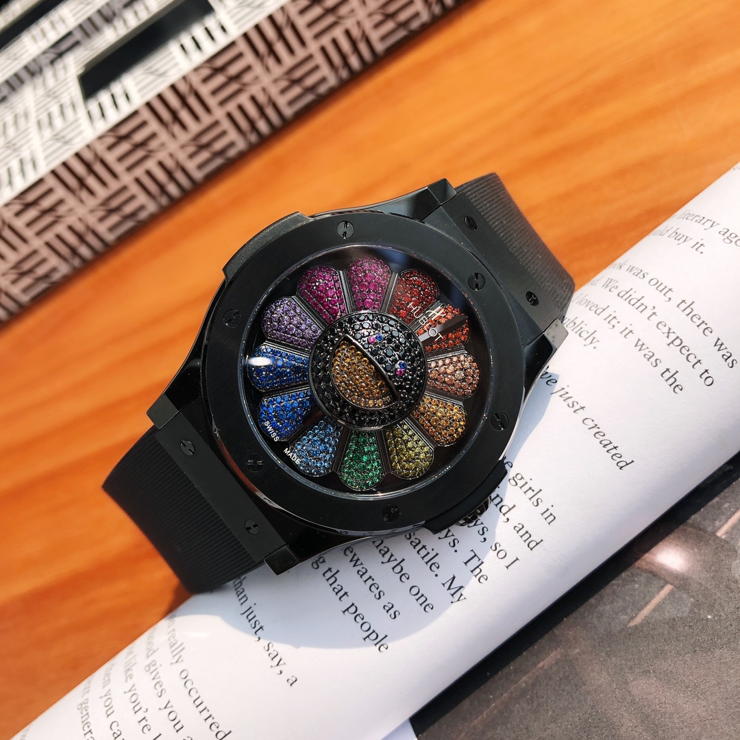 批💰2300不负众望 夏季新品十年磨一剑真正王炸产品Hublot宇.舶x村上隆全新联名腕表闪耀袭来!宇.舶村上隆太阳花开启了复刻界的全新篇章 推出史无前例的开模一体机 不再是采用2892这类机芯的时代 详细解读如下型号:507JX.0800RTTAK21宇.舶经典融合系列机芯类型:全自动机械一体Unico MHUB1214机芯 机芯宝石数 30个 机芯零件数256个表壳材质: 蓝宝石水晶 表壳直径45MM 采用背透设计 蓝宝石水晶底盖镌刻“LIMITED EDITION”和“CTM/KK”字样 防水深度达到五十米表盘材质: 微珠喷砂镀铑 旋转花瓣设计 12片花瓣由384颗彩色宝石镶嵌而成 图腾花蕊部分镶嵌103颗彩色宝石 内嵌在蓝宝石镜面上的花蕊部分更加凸显了3D立体效果表带材质: 带衬里橡胶表带搭配精钢折叠扣Hublot 宇.舶x村上隆全新联名限定 Classic Fusion 腕表限量发售100枚 目前已开启贩售 Factory一从“芯”开始 创造奇迹 出品便是极品 关注买家的口袋利益