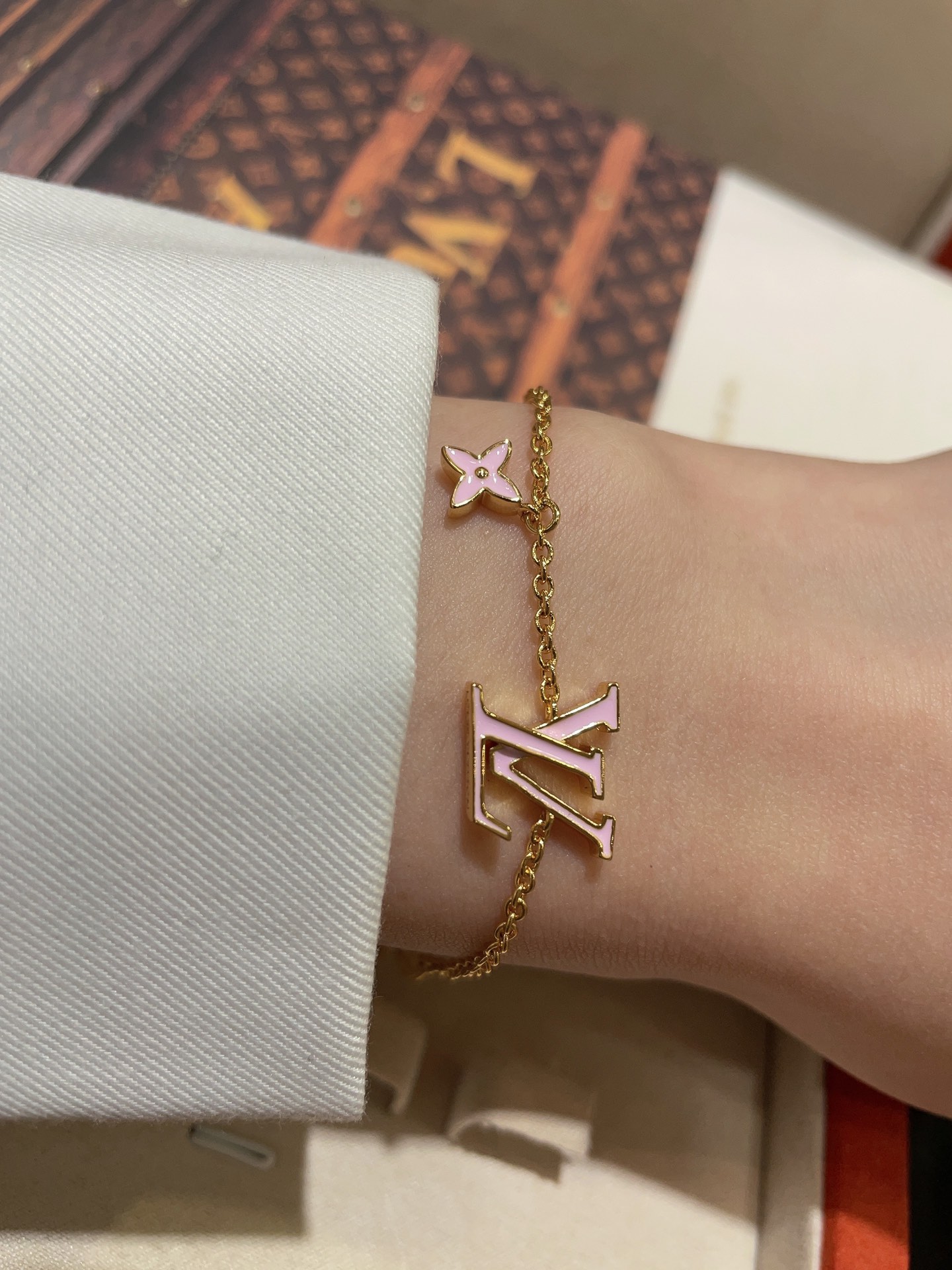 NO:765790,88160 arrived today to buy yb LV's new ICONIC series pink enamel letter bracelet. The cherry blossom pink enamel is super sweet and temperament. It feels like spring and summer when worn on the hand. The classic and simple letter design looks good on anyone. Buy it custom-made. The same brass material. Customized at a small price. Know the treasure with your eyes closed. Louis Vuitton, Bracelet, Cartier high-end jewelry1986090988160今日到货购入yb LV 新款 ICONIC系列粉色珐琅字母手链 樱花粉色珐琅超甜超气质 戴在手上很有春夏的感觉 经典简约的字母设计谁戴谁好看 z购入定制 一样黄铜材质 定制小价位 懂货宝子闭眼入,,louis vuitton,bracelet,卡迪亚高端饰品,Jewelry