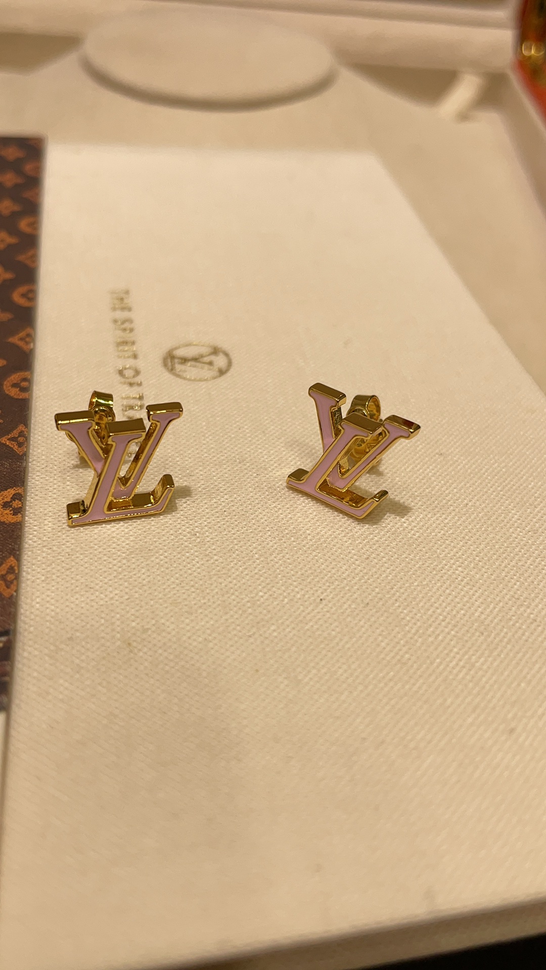 NO:647716,88160, arrived today to purchase yb LV's new ICONIC series pink enamel letter earrings. Sakura pink enamel is super sweet and elegant. Classic and simple letter design looks good on anyone. zBuy and customize. Same brass material. Customized at a small price. Know the goods and close your eyes. Louis Vuitton, Cartier high-end jewelry1986090988160,今日到货购入yb LV 新款 ICONIC系列粉色珐琅字母耳钉 樱花粉色珐琅超甜超气质 经典简约的字母设计谁戴谁好看 z购入定制 一样黄铜材质 定制小价位 懂货宝子闭眼入,,louis vuitton,卡迪亚高端饰品,Jewelry