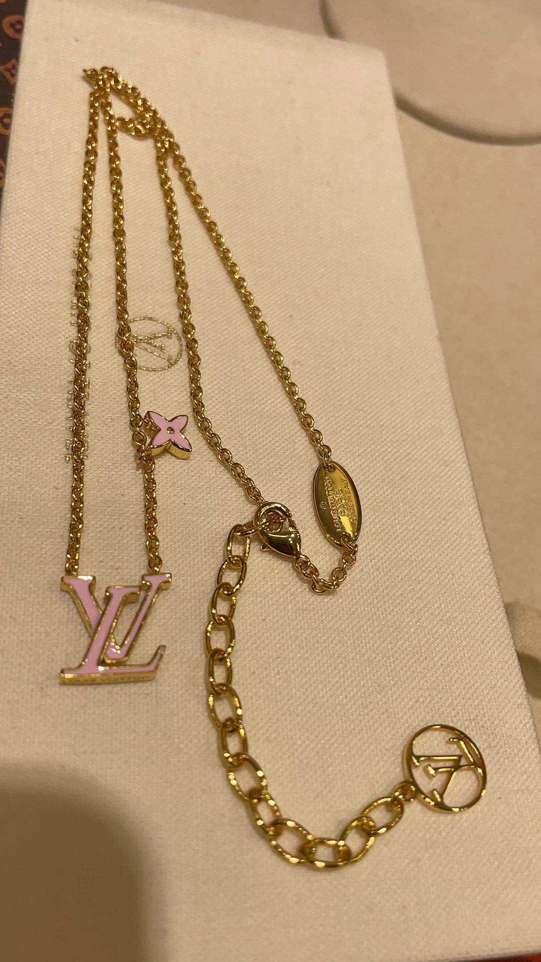 NO:765781,88180, arrived today to buy yb LV’s new ICONIC series pink enamel letter necklace. The cherry blossom pink enamel has a small and fresh feeling. The classic and simple letter design looks good on anyone who wears it. Buy it and customize it. The same brass material. Customize it at a small price. Know the goods with your eyes closed. Louis Vuitton, necklace, Cartier high-end jewelry1986090988180,今日到货购入yb LV 新款 ICONIC系列粉色珐琅字母项链 樱花粉色珐琅很小清新的感觉 经典简约的字母设计谁戴谁好看 z购入定制 一样黄铜材质 定制小价位 懂货宝子闭眼入,,louis vuitton,necklace,卡迪亚高端饰品,Jewelry