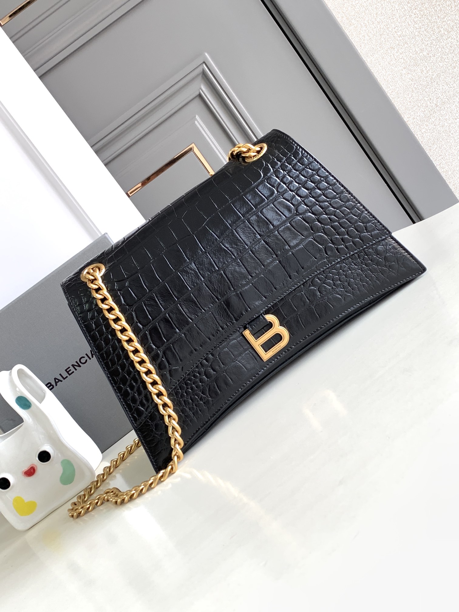 NO:198903,Authentic grade, medium-sized black and gold crocodile embossed medium-sized Crush quilted chain bag, the shape of the hourglass is really amazing. This time, the soft hourglass with oily wax bursting leather pattern really hit my heart directly!  The soft feeling is really comfortable. It will feel very warm when carried in autumn and winter~ This time the compartment in this bag is also designed very practically!  Oil wax cowhide streaked head layer sheepskin inner. All accessories are only used in the highest version. We ask you to know what you want, come and make an appointment 31×19.8×6.9cm716393, Balenciaga, balenciaga, cowhide, sheepskin19860909正品级 中号黑金鳄鱼压纹中号 Crush绗缝链条包 沙漏这个包型真的绝了 这次出了油蜡爆裂皮纹的软沙漏 真的直接戳中我心坎儿！ 软趴趴的感觉真的非常舒服 秋冬背起来也会感觉很温暖捏～ 这次这个包内的隔层还设计得很实用！ 油蜡牛皮摔纹头层羊皮内里 全部配件只用最高版本 咱家要求你们懂的,来约咯 31×19.8×6.9cm716393,巴黎世家,balenciaga,cowhide,sheepskin,Bag