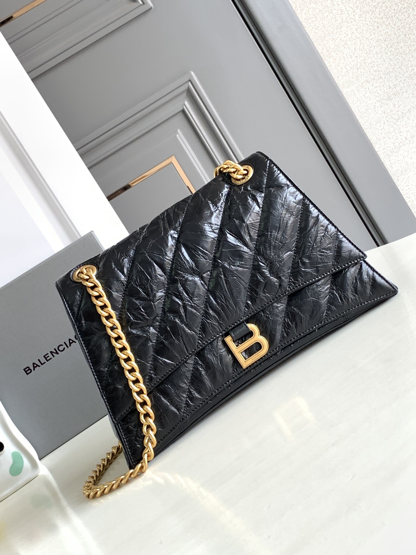 NO:198901,Authentic grade medium black twill medium. Crush quilted chain bag medium. The hourglass is really amazing. This time, the soft hourglass with oily wax burst skin pattern really hit my heart!  The soft feeling is really comfortable. It will feel very warm when carried in autumn and winter~ This time the compartment in this bag is also designed very practically!  Oil wax cowhide streak head layer sheepskin inner lining. All accessories are only used in the highest version. Size 31×19.8×6.9cm Model 716393, Balenciaga, balenciaga, cowhide, sheepskin19860909正品级 中号 黑色斜纹中号.Crush绗缝链条包中号 沙漏这个包型真的绝了 这次出了油蜡爆裂皮纹的软沙漏 真的直接戳中我心坎儿！ 软趴趴的感觉真的非常舒服 秋冬背起来也会感觉很温暖捏～ 这次这个包内的隔层还设计得很实用！ 油蜡牛皮摔纹头层羊皮内里 全部配件只用最高版本 尺寸31×19.8×6.9cm型号716393,巴黎世家,balenciaga,cowhide,sheepskin,Bag