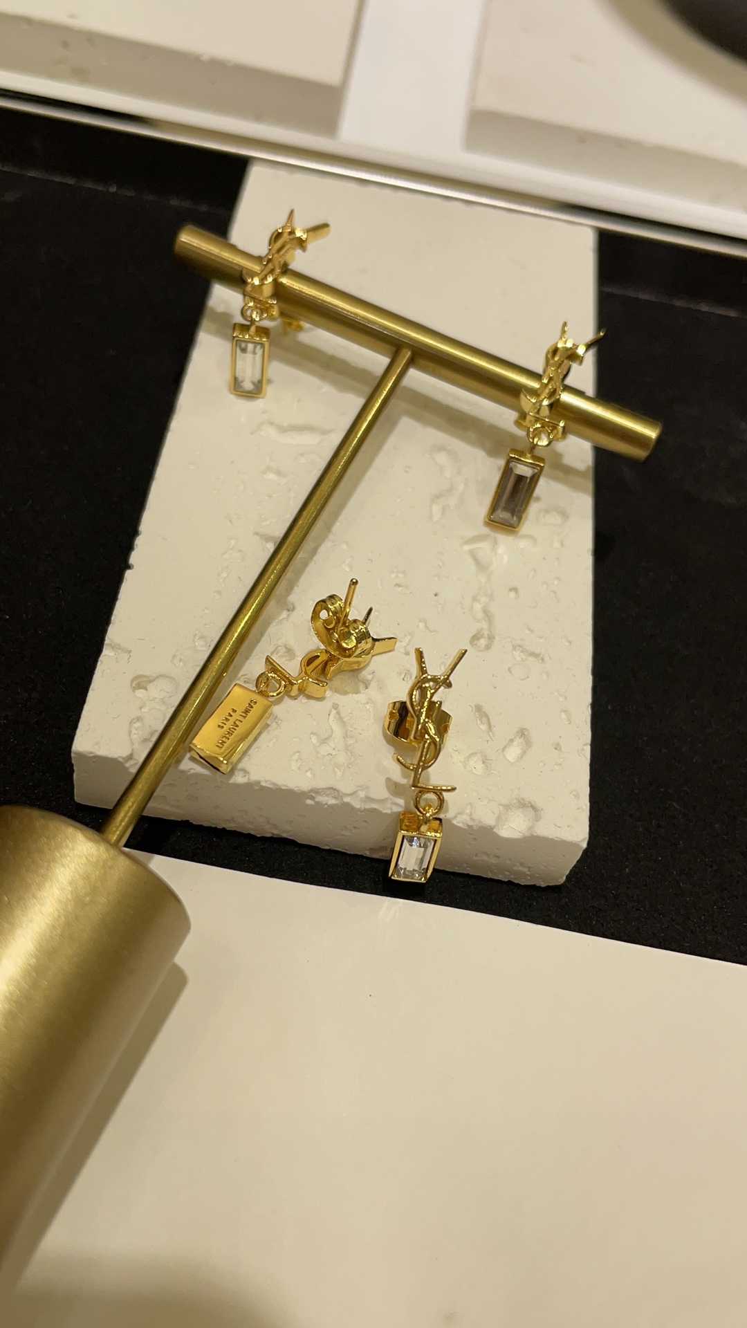 一对🧊现货秒发
YSL新款小方钻吊坠金色字母耳钉 
可可爱爱的小方糖搭配经典字母logo
真的是超级好看又百搭 辣妹们必买
yb单只2020💰购入开发定制