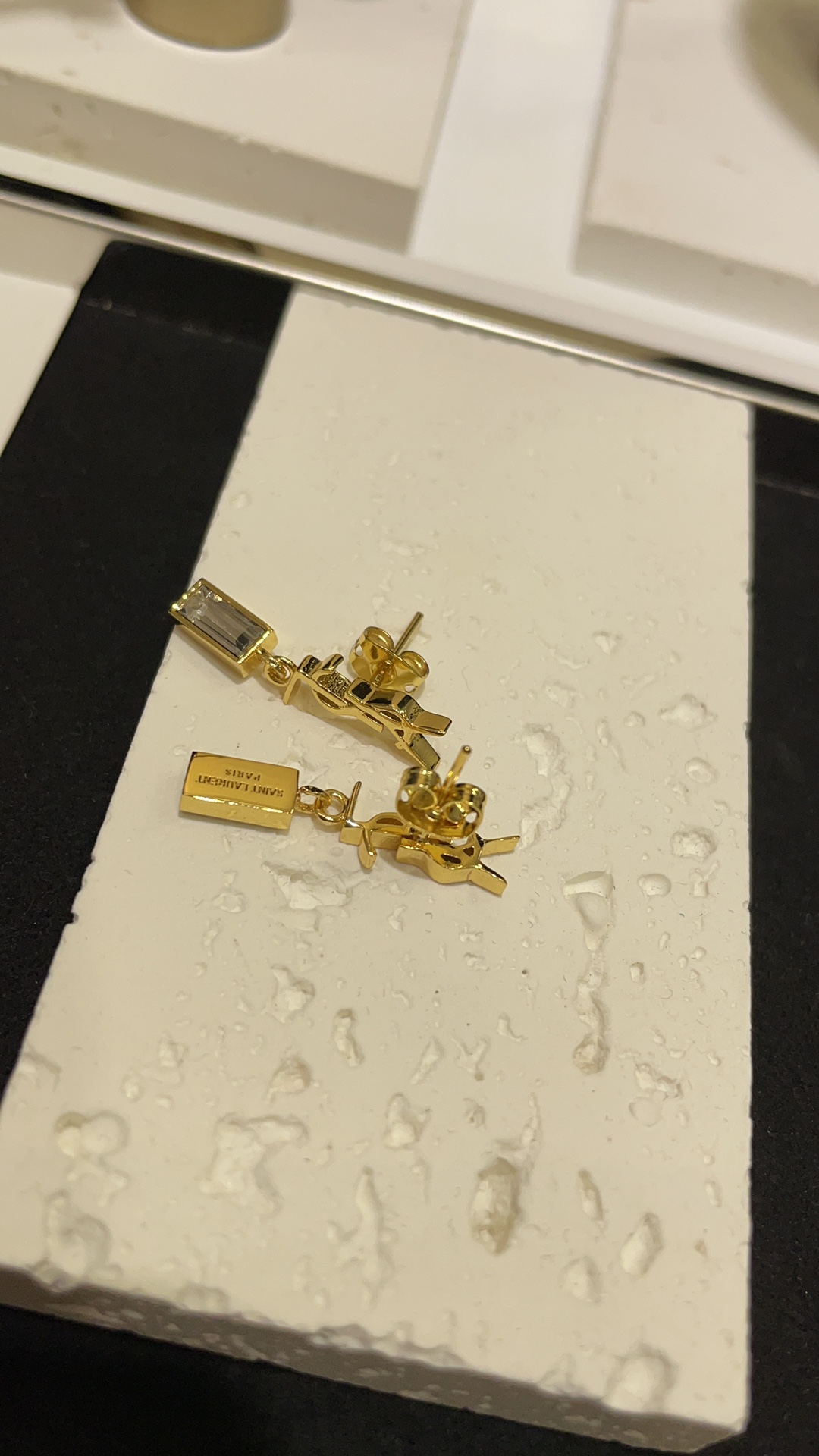 一对🧊现货秒发
YSL新款小方钻吊坠金色字母耳钉 
可可爱爱的小方糖搭配经典字母logo
真的是超级好看又百搭 辣妹们必买
yb单只2020💰购入开发定制