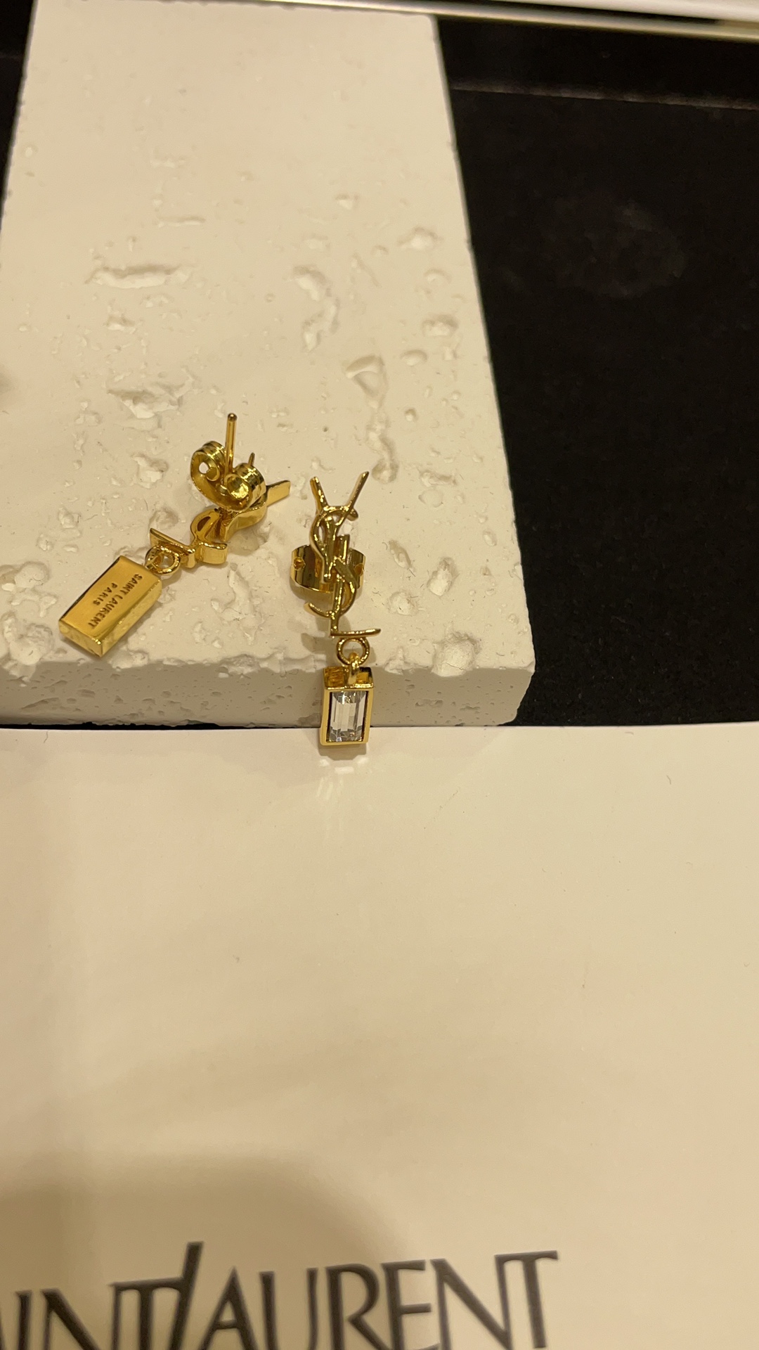 一对🧊现货秒发
YSL新款小方钻吊坠金色字母耳钉 
可可爱爱的小方糖搭配经典字母logo
真的是超级好看又百搭 辣妹们必买
yb单只2020💰购入开发定制