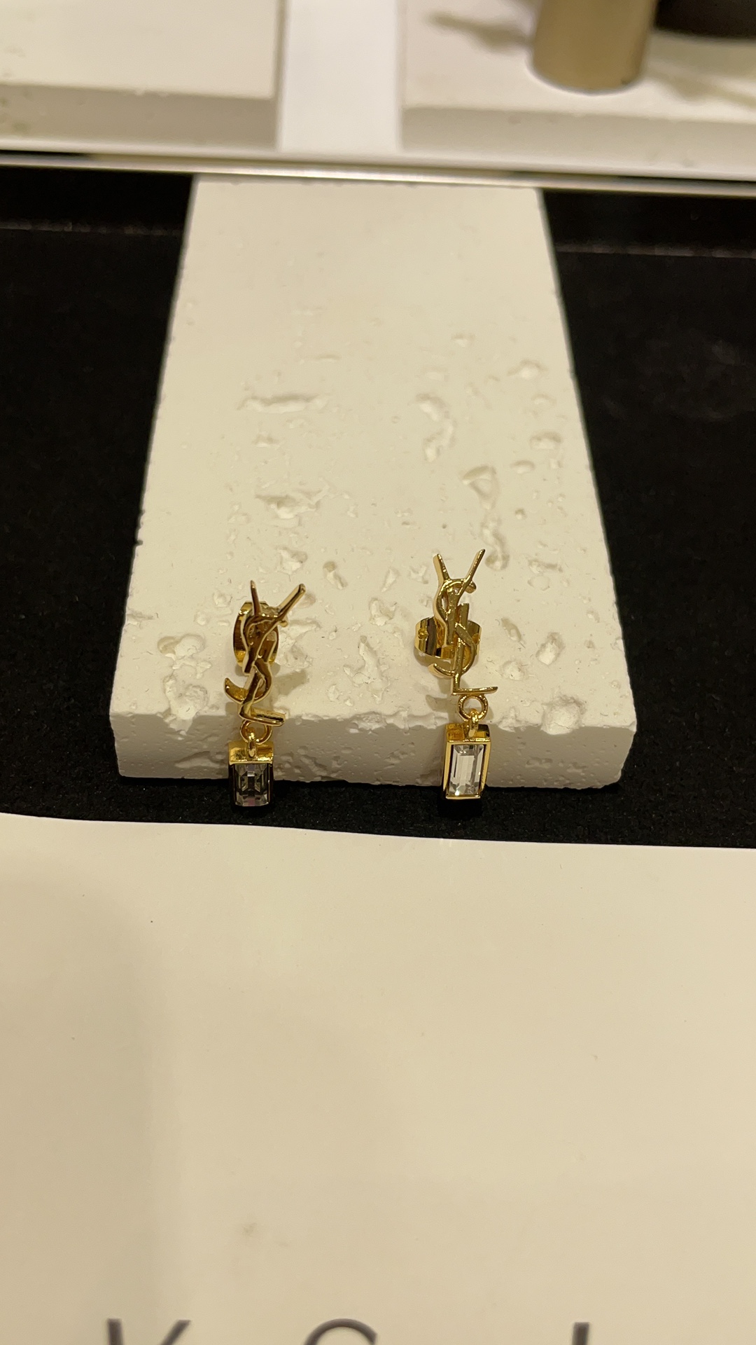 一对🧊现货秒发
YSL新款小方钻吊坠金色字母耳钉 
可可爱爱的小方糖搭配经典字母logo
真的是超级好看又百搭 辣妹们必买
yb单只2020💰购入开发定制
