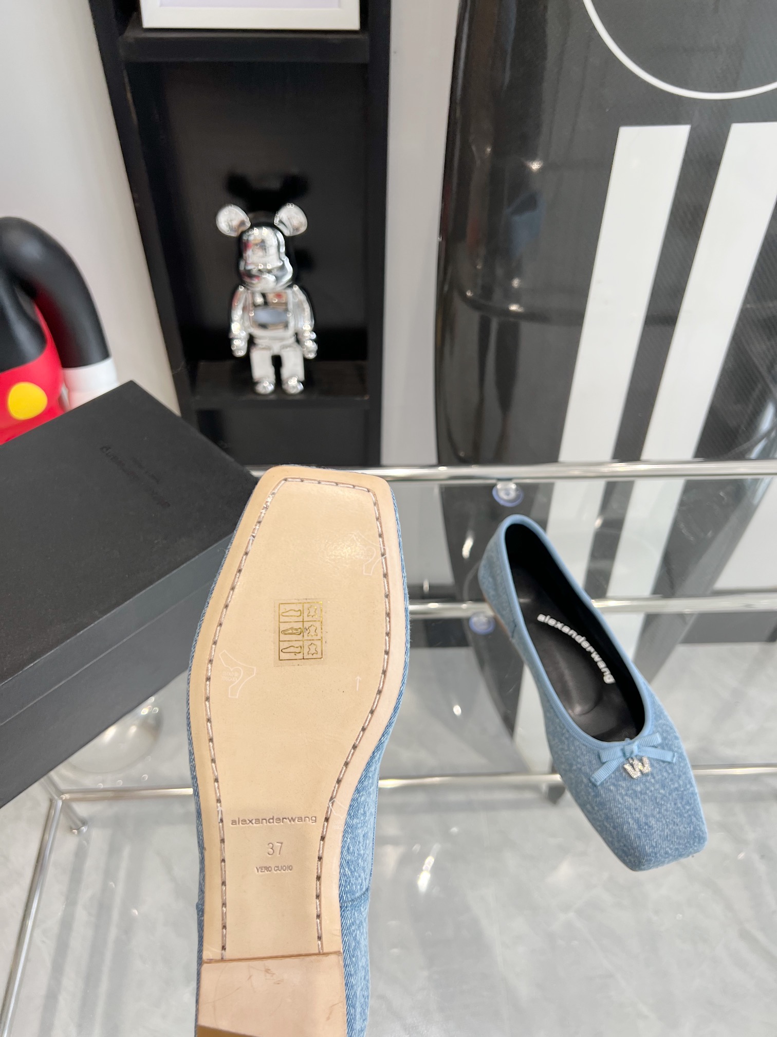 Luxurious Sheepskin Jeans: Alexanderwang 23 New Collection with Soft Details - 图片 5