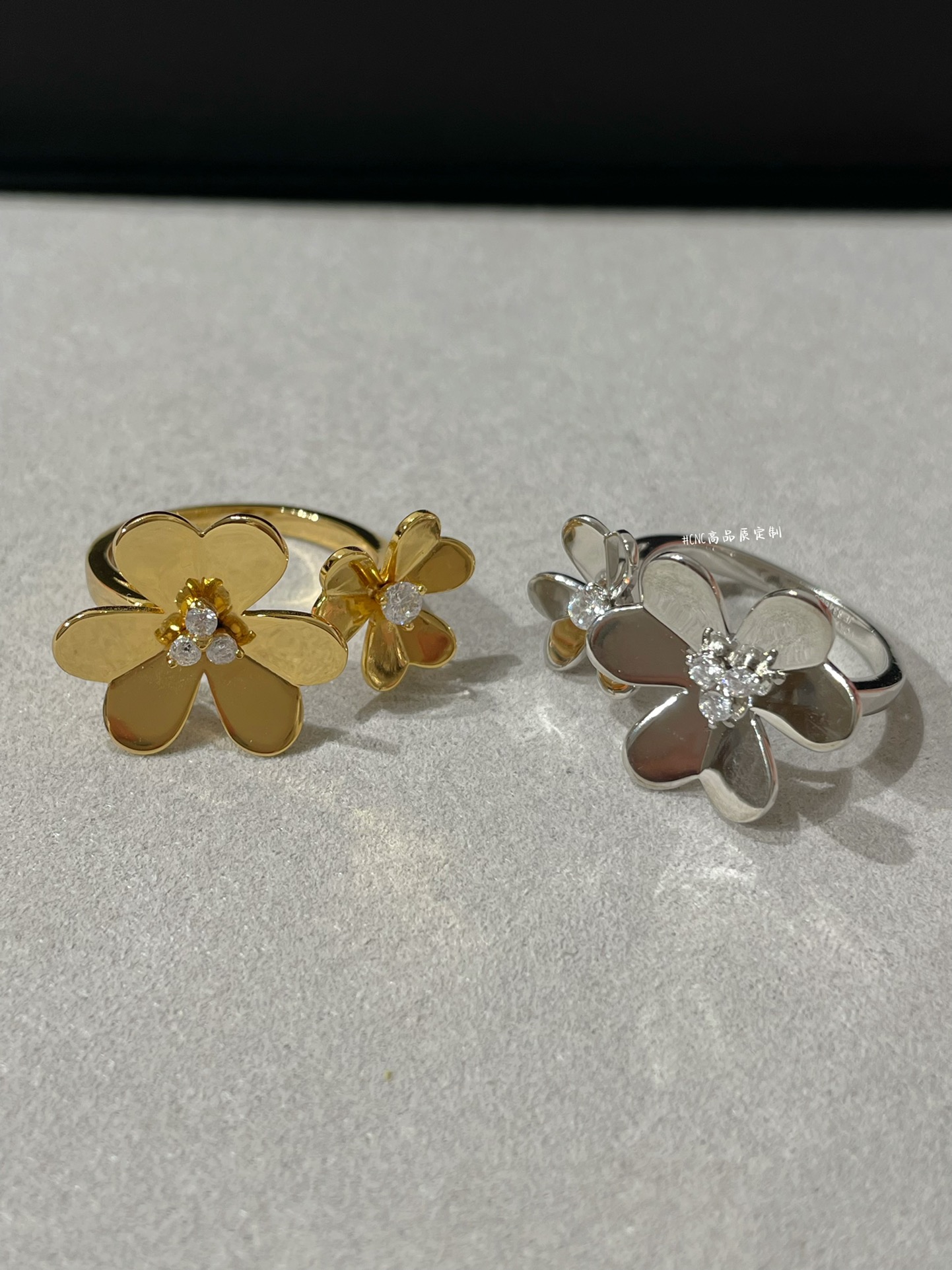 Van Cleef & Arpels Vca三叶草双花戒指 光面款 白金黄金两色 ～Frivole三叶草系列也是必入的款 太 了