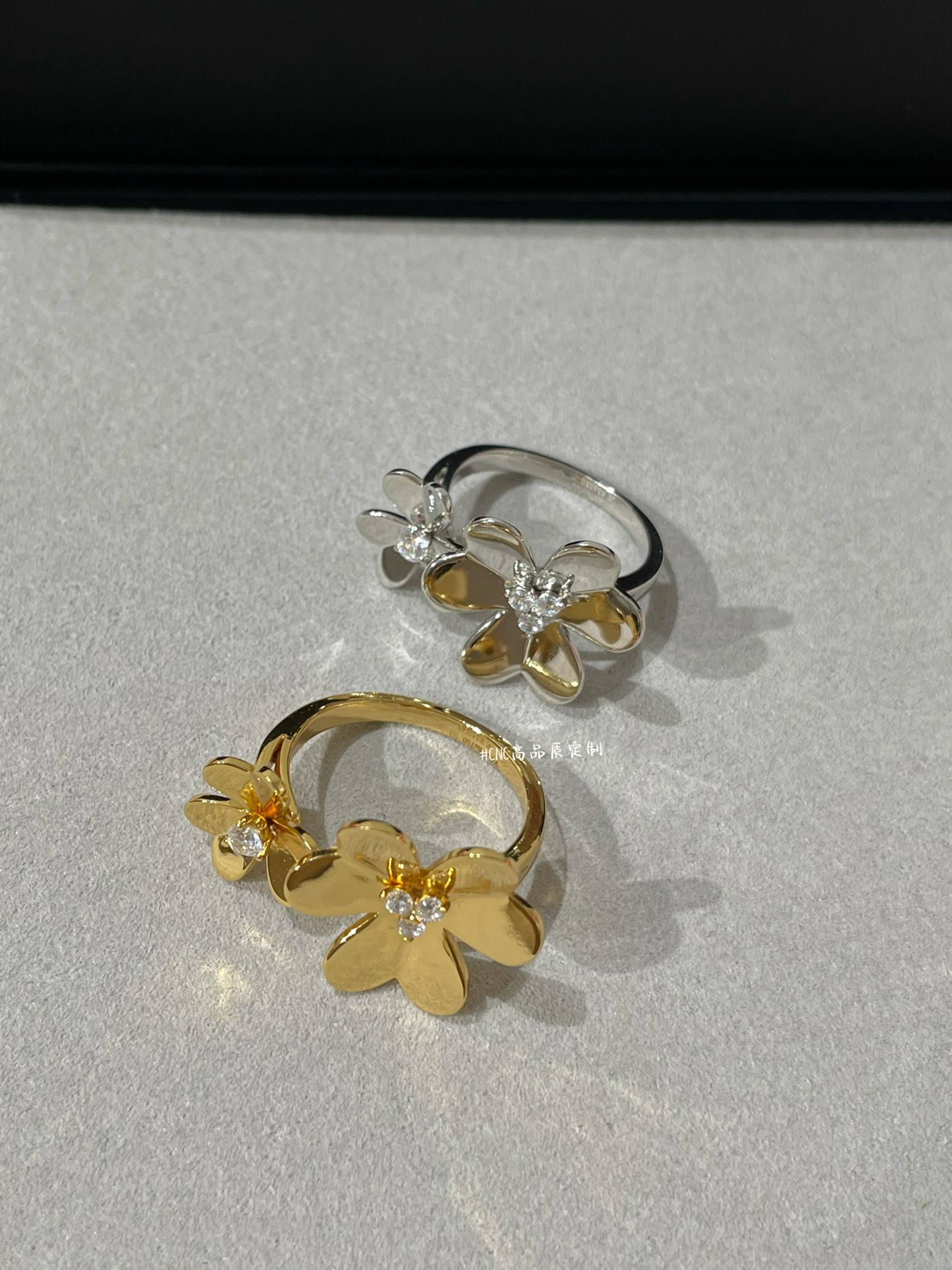 Van Cleef & Arpels Vca三叶草双花戒指 光面款 白金黄金两色 ～Frivole三叶草系列也是必入的款 太 了