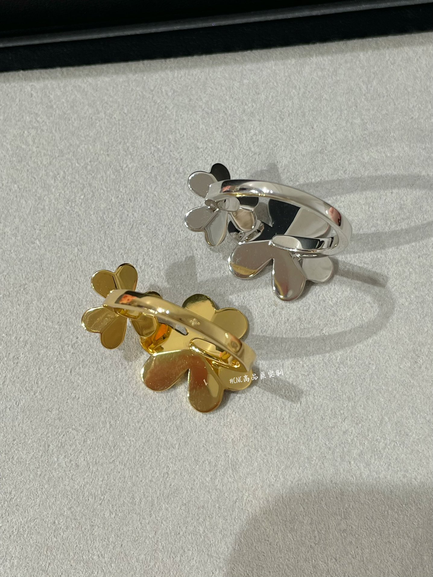 Van Cleef & Arpels Vca三叶草双花戒指 光面款 白金黄金两色 ～Frivole三叶草系列也是必入的款 太 了