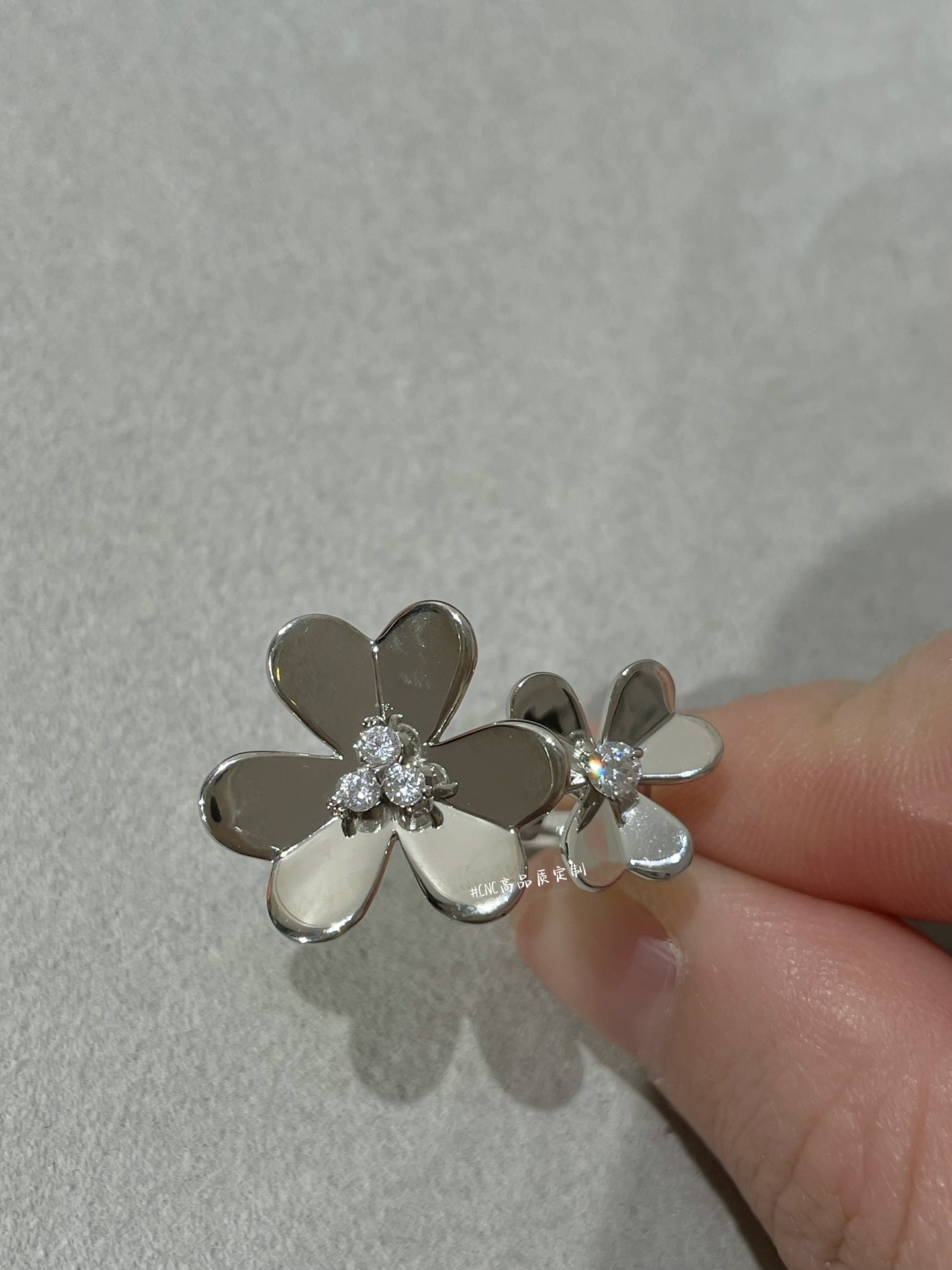 Van Cleef & Arpels Vca三叶草双花戒指 光面款 白金黄金两色 ～Frivole三叶草系列也是必入的款 太 了