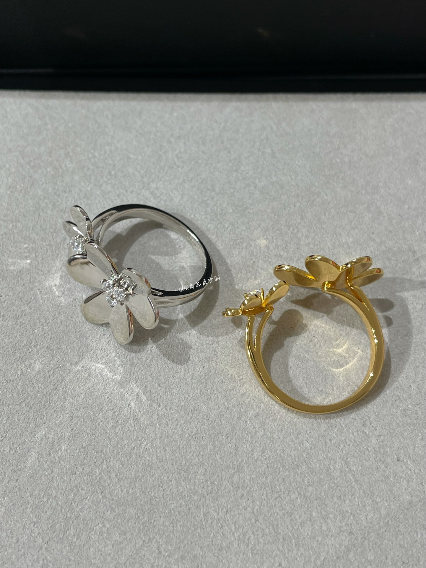 Van Cleef & Arpels Vca三叶草双花戒指 光面款 白金黄金两色 ～Frivole三叶草系列也是必入的款 太 了