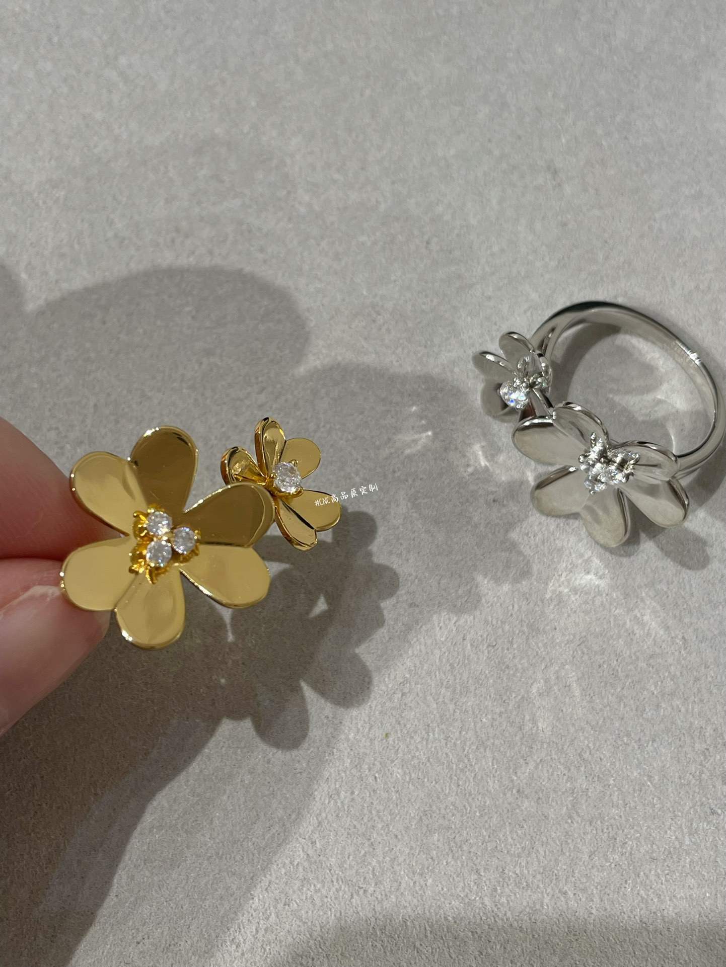Van Cleef & Arpels Vca三叶草双花戒指 光面款 白金黄金两色 ～Frivole三叶草系列也是必入的款 太 了