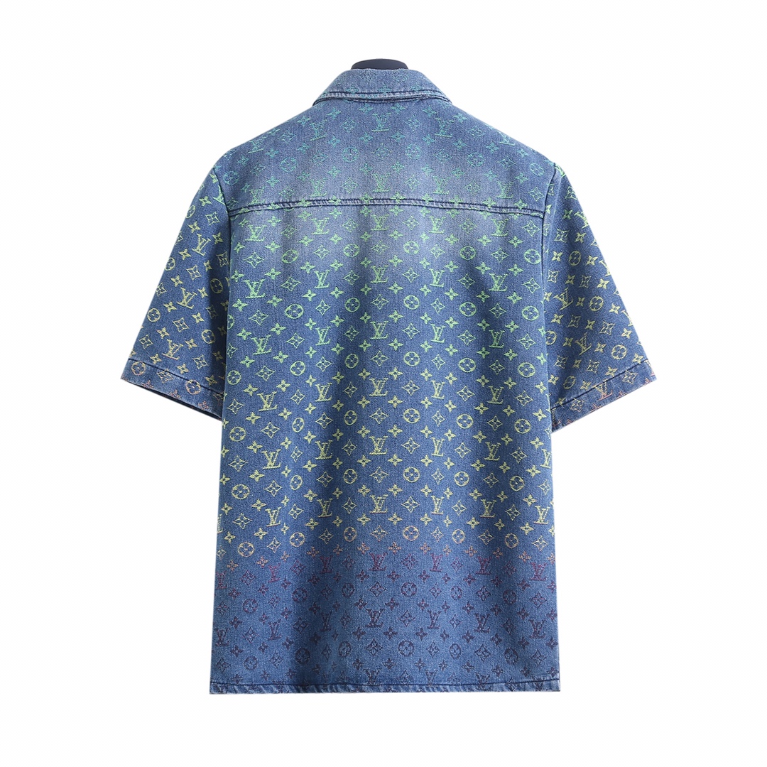 短袖/💰100    短裤/💰100
路易威登 𝙇𝙤𝙪𝙞𝙨 𝙑𝙪𝙞𝙩𝙩𝙤𝙣 1V 25SS 走秀款炫彩渐变彩虹牛仔短袖短裤套装
轻奢主义 男女日常通勤穿搭必备单品  正确版本  欢迎对比
详细特征
· 定织1V Monogram老花图案渐变提花面料
· 红外线定位裁剪  全部对位
· 环保染色 双重酵素洗水 喷马骝 复古做旧工艺
· 定制原版黄铜logo饰扣  原版皮牌 
· 原版主唛水洗吊牌纽扣包装
   颜色：图片色
   尺码：XS/S/M/L