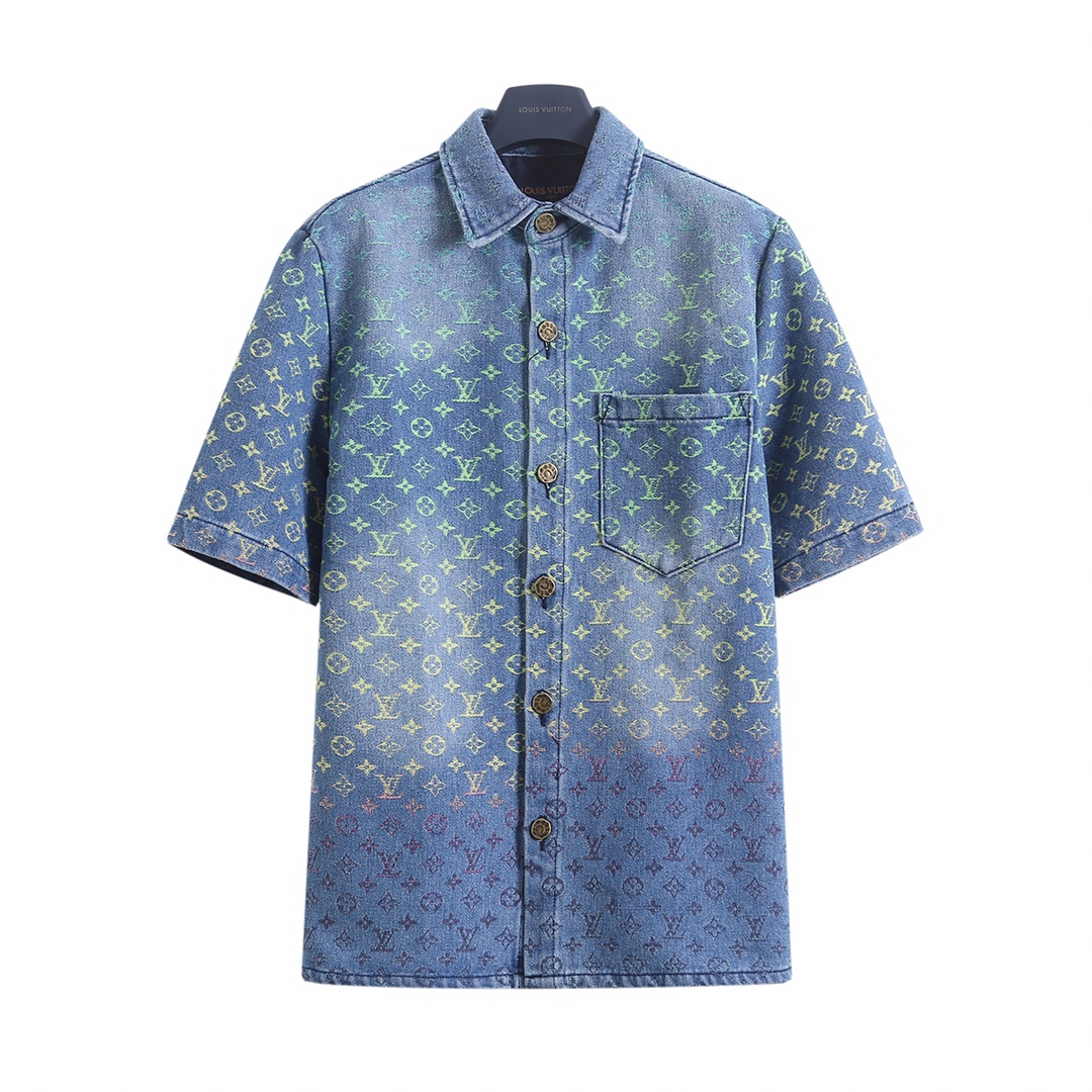 短袖/💰100    短裤/💰100
路易威登 𝙇𝙤𝙪𝙞𝙨 𝙑𝙪𝙞𝙩𝙩𝙤𝙣 1V 25SS 走秀款炫彩渐变彩虹牛仔短袖短裤套装
轻奢主义 男女日常通勤穿搭必备单品  正确版本  欢迎对比
详细特征
· 定织1V Monogram老花图案渐变提花面料
· 红外线定位裁剪  全部对位
· 环保染色 双重酵素洗水 喷马骝 复古做旧工艺
· 定制原版黄铜logo饰扣  原版皮牌 
· 原版主唛水洗吊牌纽扣包装
   颜色：图片色
   尺码：XS/S/M/L