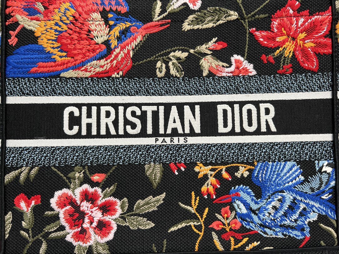 迪奥Dior顶级进口原厂刺绣正品一比一复刻升级版tote购物袋中号红色喜鹊万花筒扎染加上刺绣的工艺美轮美