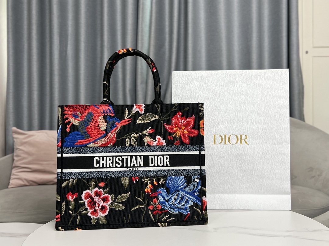 迪奥Dior顶级进口原厂刺绣正品一比一复刻升级版tote购物袋中号红色喜鹊万花筒扎染加上刺绣的工艺美轮美