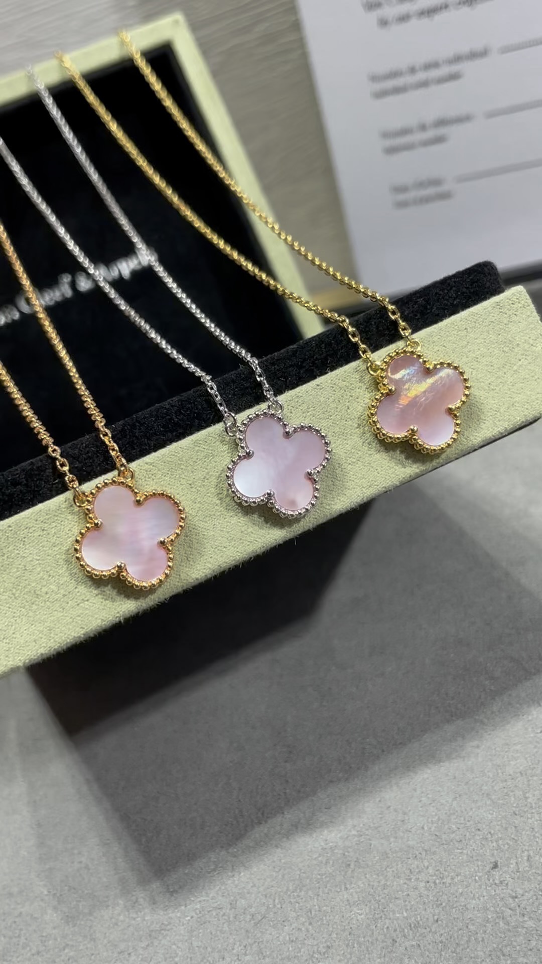 Van Cleef & Arpels VCA天然粉贝四叶草项链