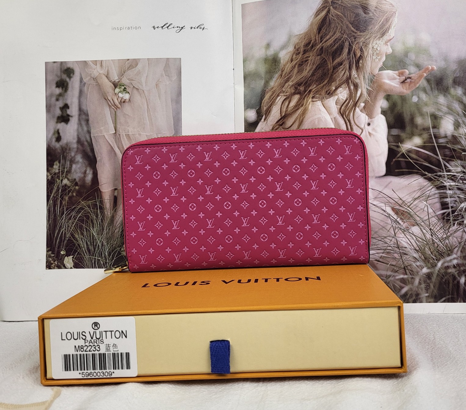 Interior of the elegant leather long zipper wallet