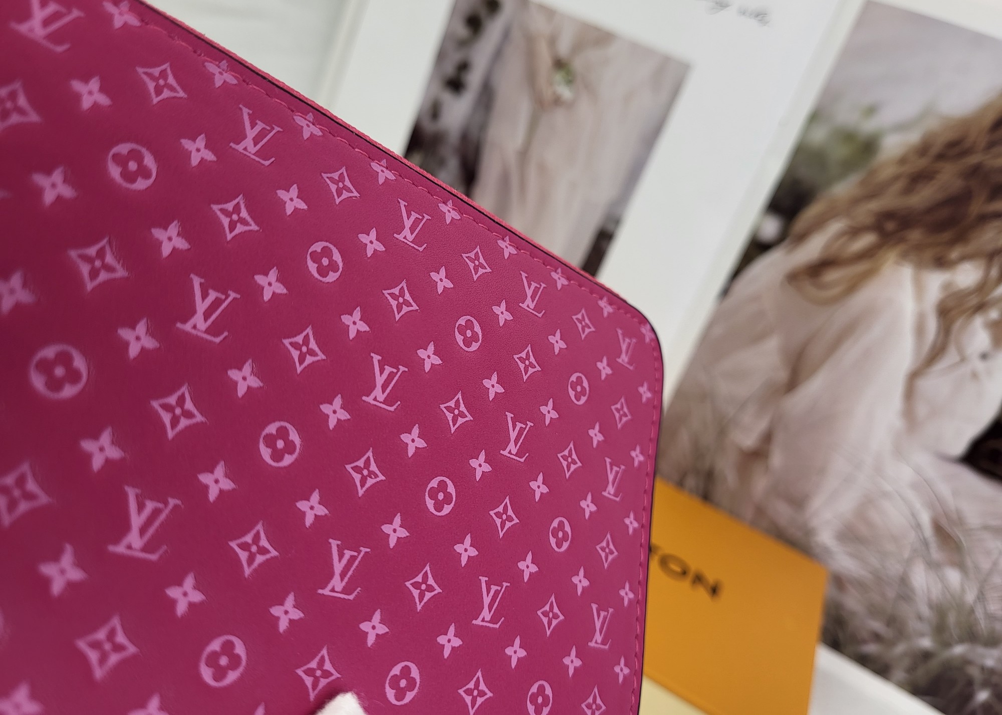 Color options of the elegant leather long zipper wallet