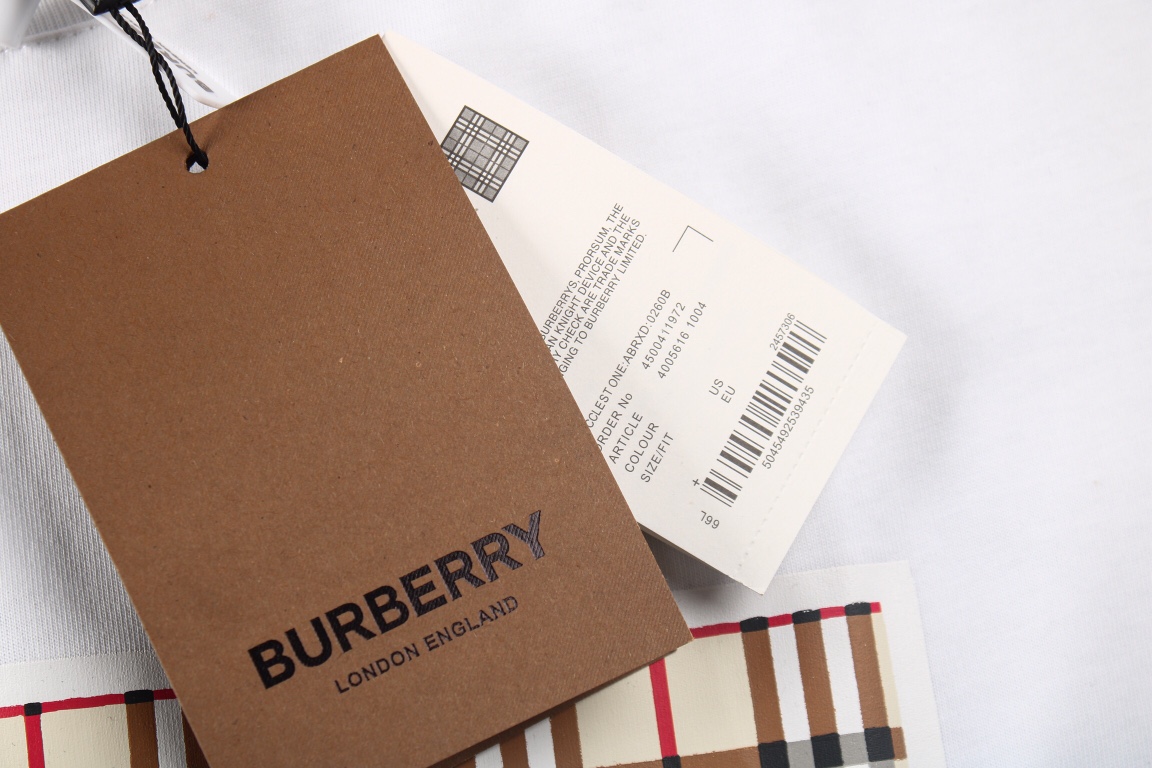 Burberry/巴宝莉 23ss 胸口方块格子印花短袖 面料为双股双纱100棉面料印花采用日本进口珍珠浆先打底再印色再包边共用35道工艺完成，成衣耐水洗不脱浆，三标齐全，还原品质 Sixe：XS-L