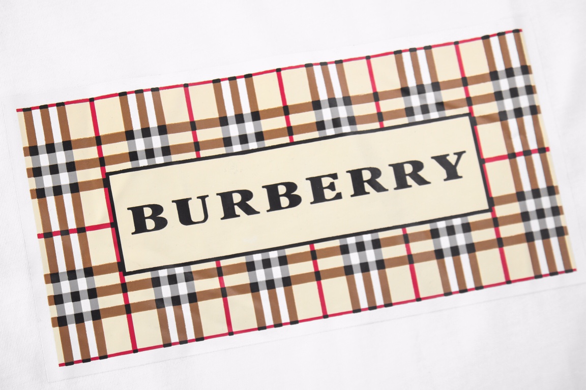 Burberry/巴宝莉 23ss 胸口方块格子印花短袖 面料为双股双纱100棉面料印花采用日本进口珍珠浆先打底再印色再包边共用35道工艺完成，成衣耐水洗不脱浆，三标齐全，还原品质 Sixe：XS-L