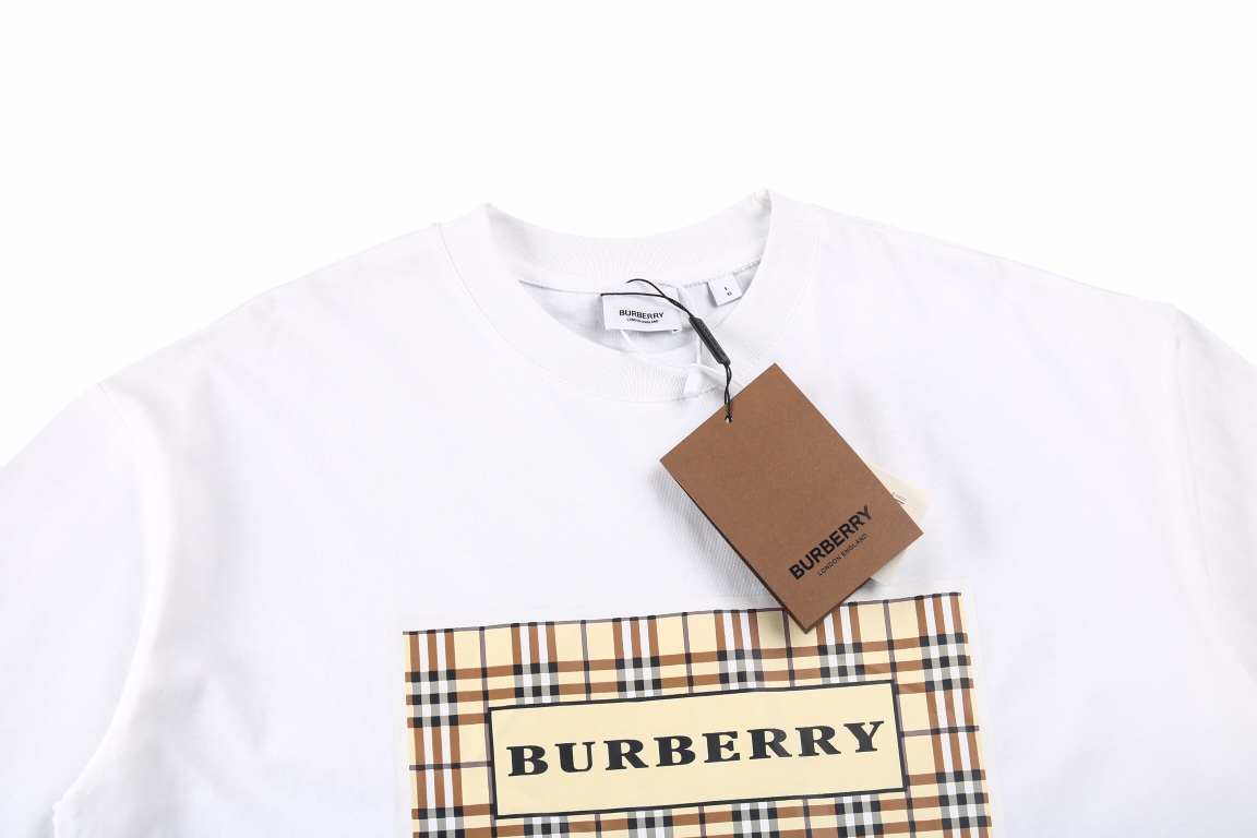 Burberry/巴宝莉 23ss 胸口方块格子印花短袖 面料为双股双纱100棉面料印花采用日本进口珍珠浆先打底再印色再包边共用35道工艺完成，成衣耐水洗不脱浆，三标齐全，还原品质 Sixe：XS-L