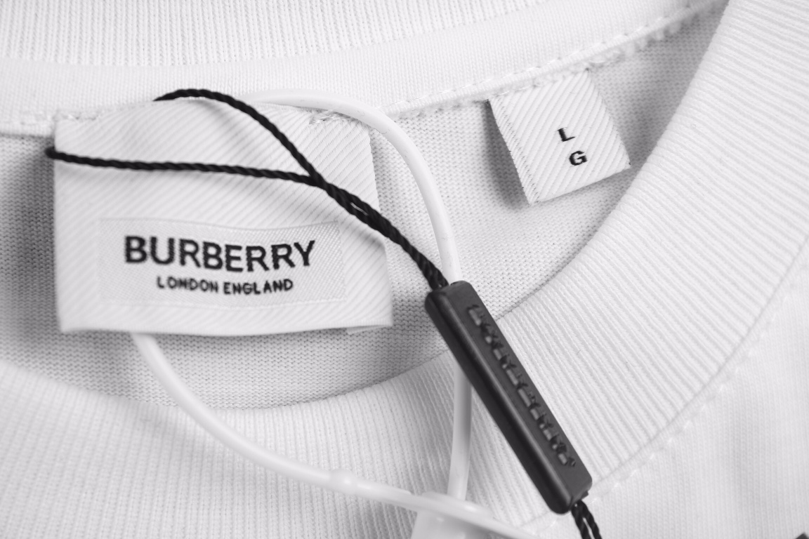 Burberry/巴宝莉 23ss 胸口方块格子印花短袖 面料为双股双纱100棉面料印花采用日本进口珍珠浆先打底再印色再包边共用35道工艺完成，成衣耐水洗不脱浆，三标齐全，还原品质 Sixe：XS-L