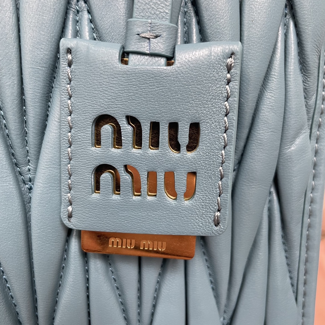 BG263MiuMiu新品托特手袋采用进口小羊皮华丽Matelasse工艺重释软羊革托特包活力而百搭的都