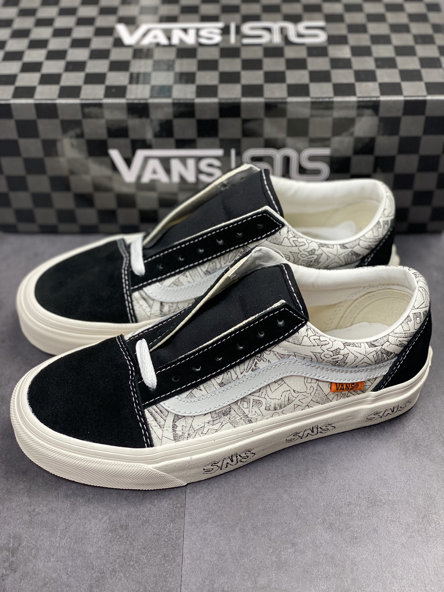 US official website pre-sale customized Vans Old Skool + SNS joint Vans Vault x SNS joint black and white illustration beach print retro canvas sneakers